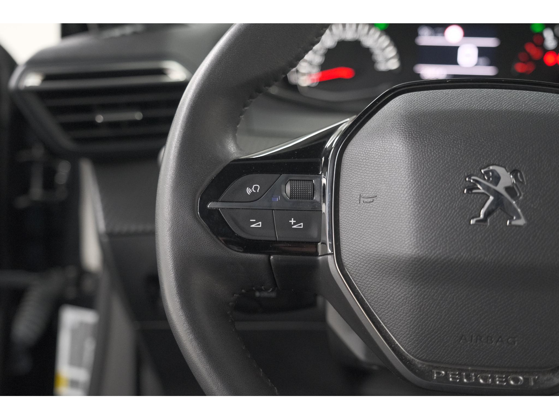 Peugeot 2008 PureTech Allure Pack | Navigatie | Parkeersensoren | Apple Carplay