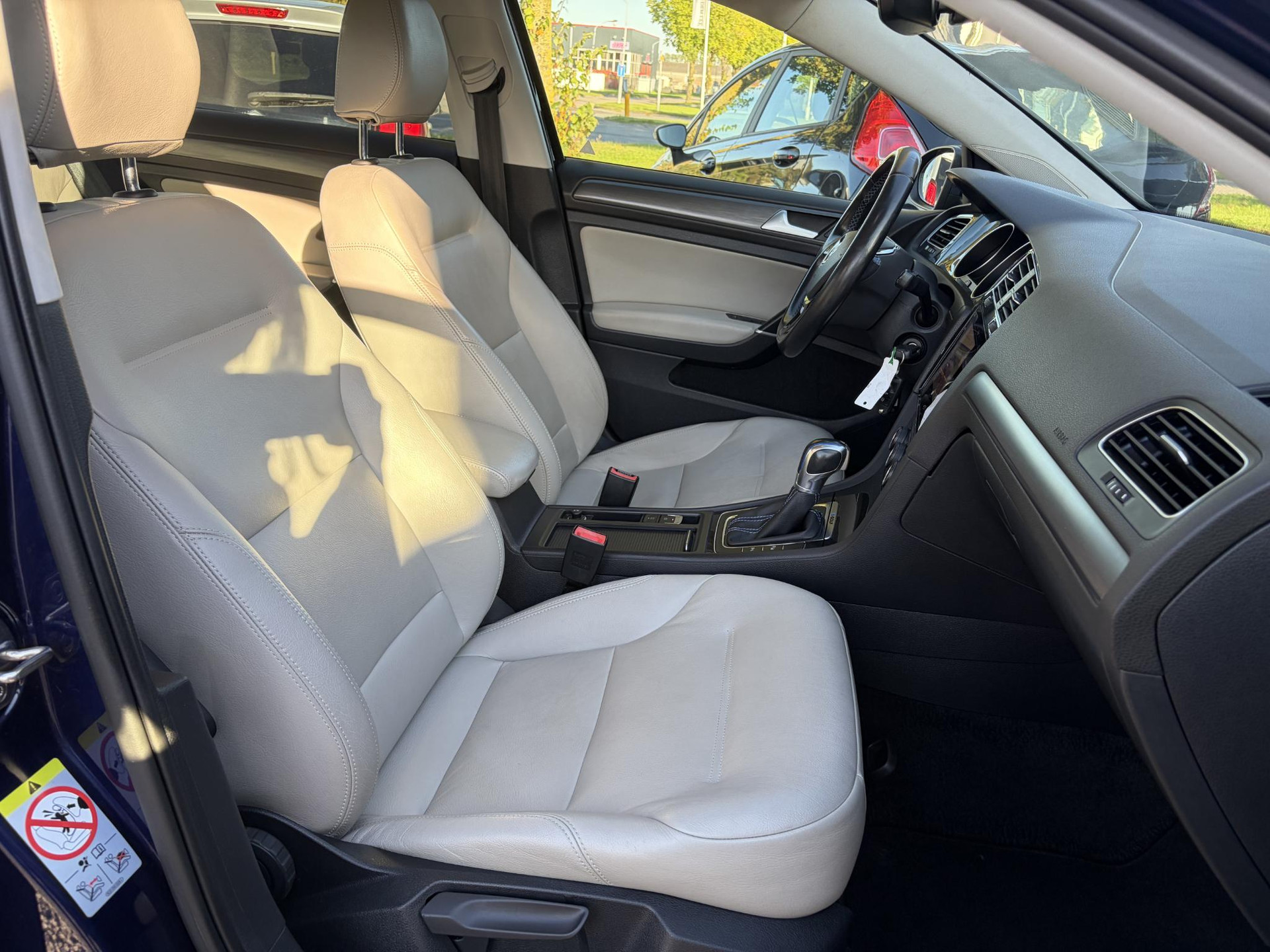 Volkswagen e-Golf e-Golf ✓SOH 88.57%✓Carplay✓Navi✓Leder✓Clima✓Cruise✓Pdc V+A✓LED✓16'' Lm velgen✓N.A.P✓Apk tot 02-2027