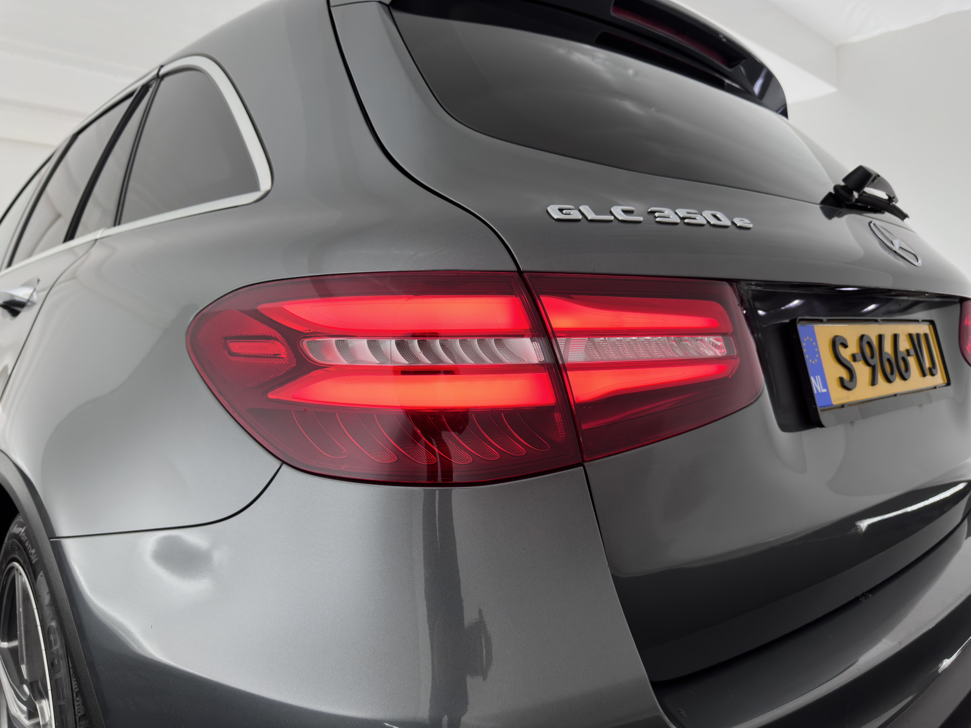 Mercedes-Benz GLC-klasse 350e 4MATIC Premium Plus Plug-in Aut. *LEATHER | FULL-LED | BLIND-SPOT | HEATED-SPORTSEATS | CAMERA | KEYLESS | AIR-SUSPENSION | ADAPTIVE-CRUISE | PRIVACY-GLASS | NAVI-FULLMAP | 20''ALU*