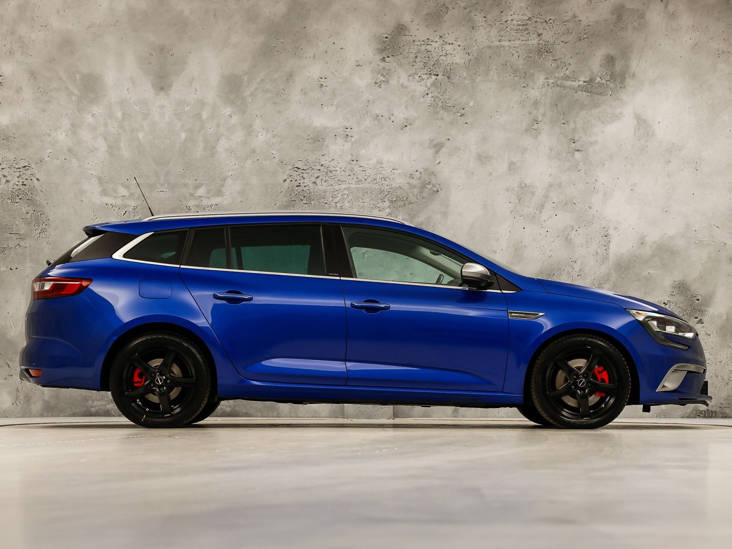 Renault Mégane Estate 1.6 TCe GT 205Pk Automaat (VIRTUAL COCKPIT, GROOT NAVI, KUIPSTOELEN, HEAD-UP DISPLAY, CAMERA, ADAPTIVE CRUISE, BOSE, STOELVERWARMING, NIEUWSTAAT)