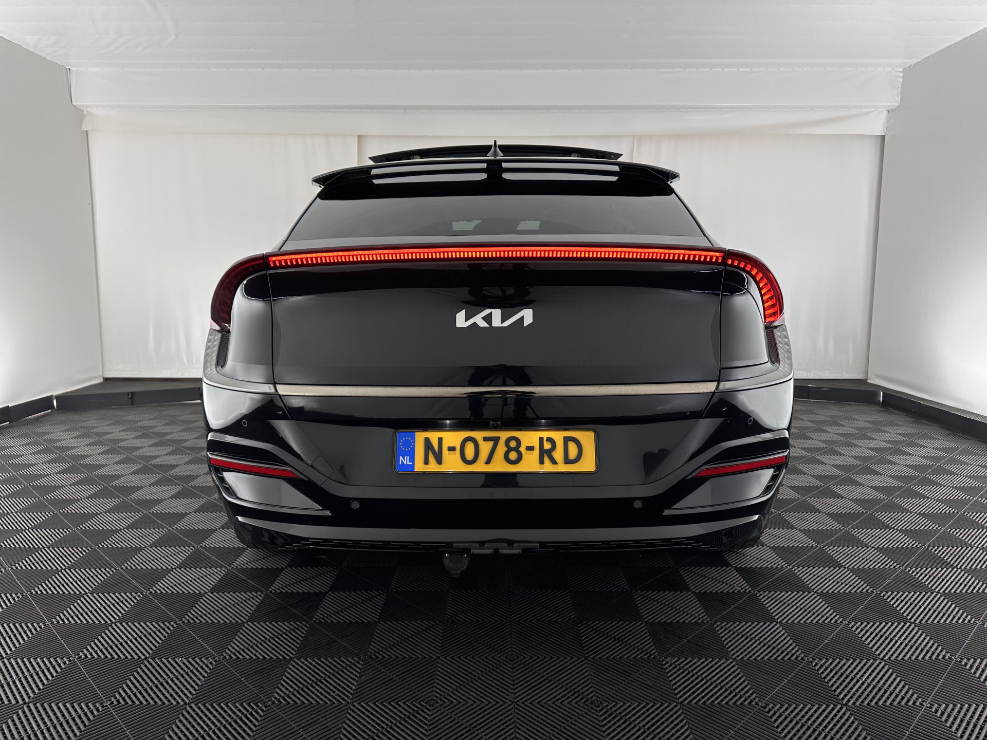 Kia EV6 GT-Line 77.4 kWh (3-Fase-11kW) {SOH-98%} (INCL-BTW) Aut. *HEATPUMP | PANO | HEAD-UP | LEATHER-ALCANTARA | ADAPTIVE-CRUISE | DIGI-COCKPIT | MERIDIAN-AUDIO | MEMORYPACK | FULL-LED | KEYLESS | TOPVIEW | DAB | BLINDSPOT | NAVI-FULLMAP |