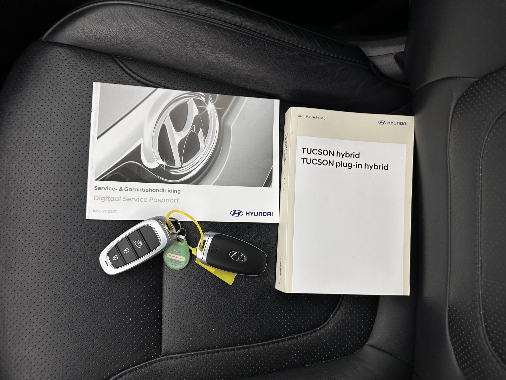 Hyundai Tucson 1.6 T-GDI PHEV Comfort Smart 4WD (INCL.BTW) *LEATHER | FULL-LED | ADAPTIVE-CRUISE | HEATED-COMFORTSEATS | KEYLESS | CAMERA | DIGI-COCKPIT | PRIVACY-GLASS | SHIFT-PADDLES | ECC | PDC | 19''ALU*