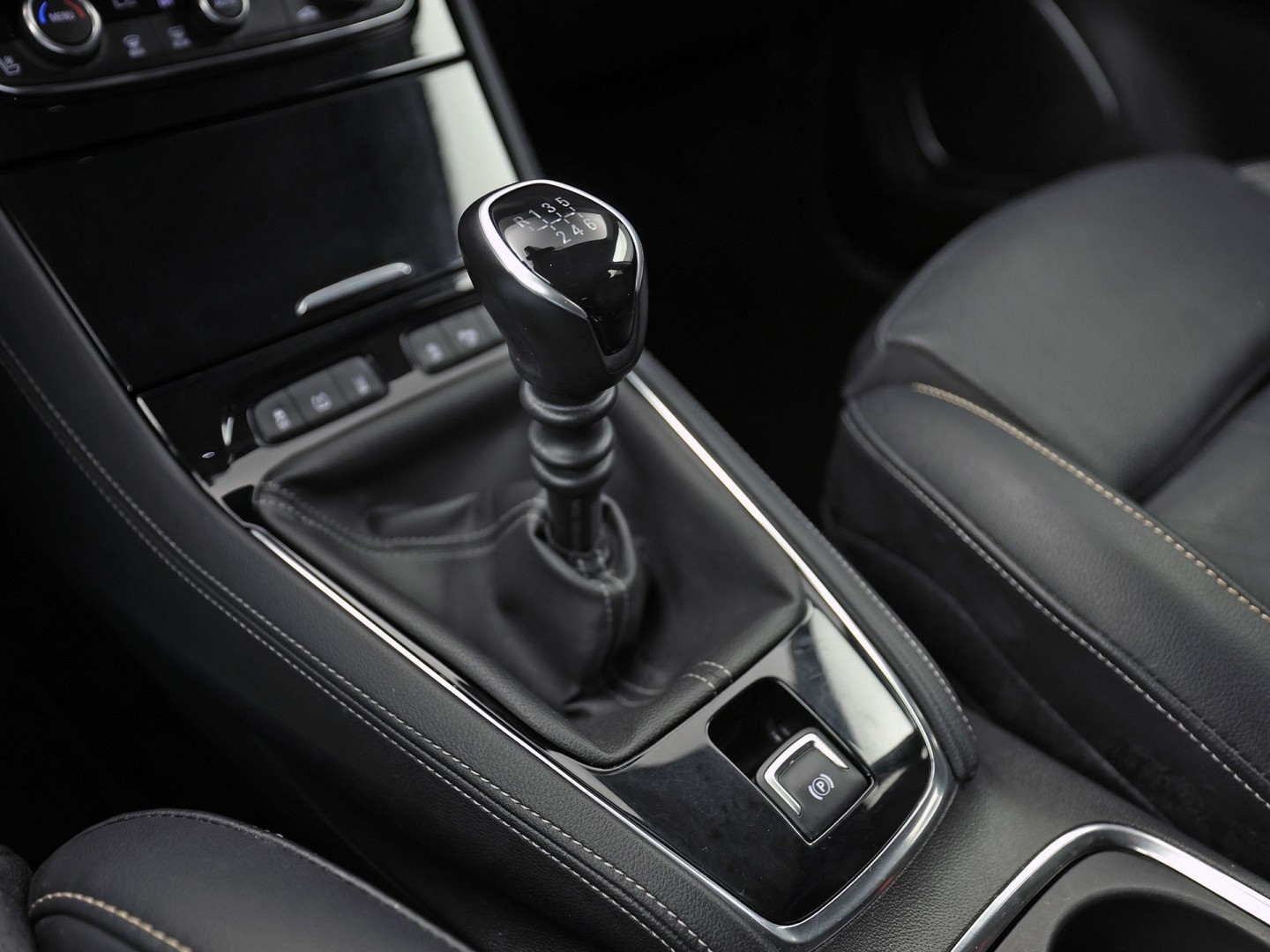 Opel Grandland X 1.2 Turbo Elegance (STOELVERWARMING/KOELING, APPLE CARPLAY, 360 CAMERA, MEMORY SEAT, LEDER, GETINT GLAS, STUURWIEL VERWARMD, NIEUWE APK, NIEUWSTAAT)