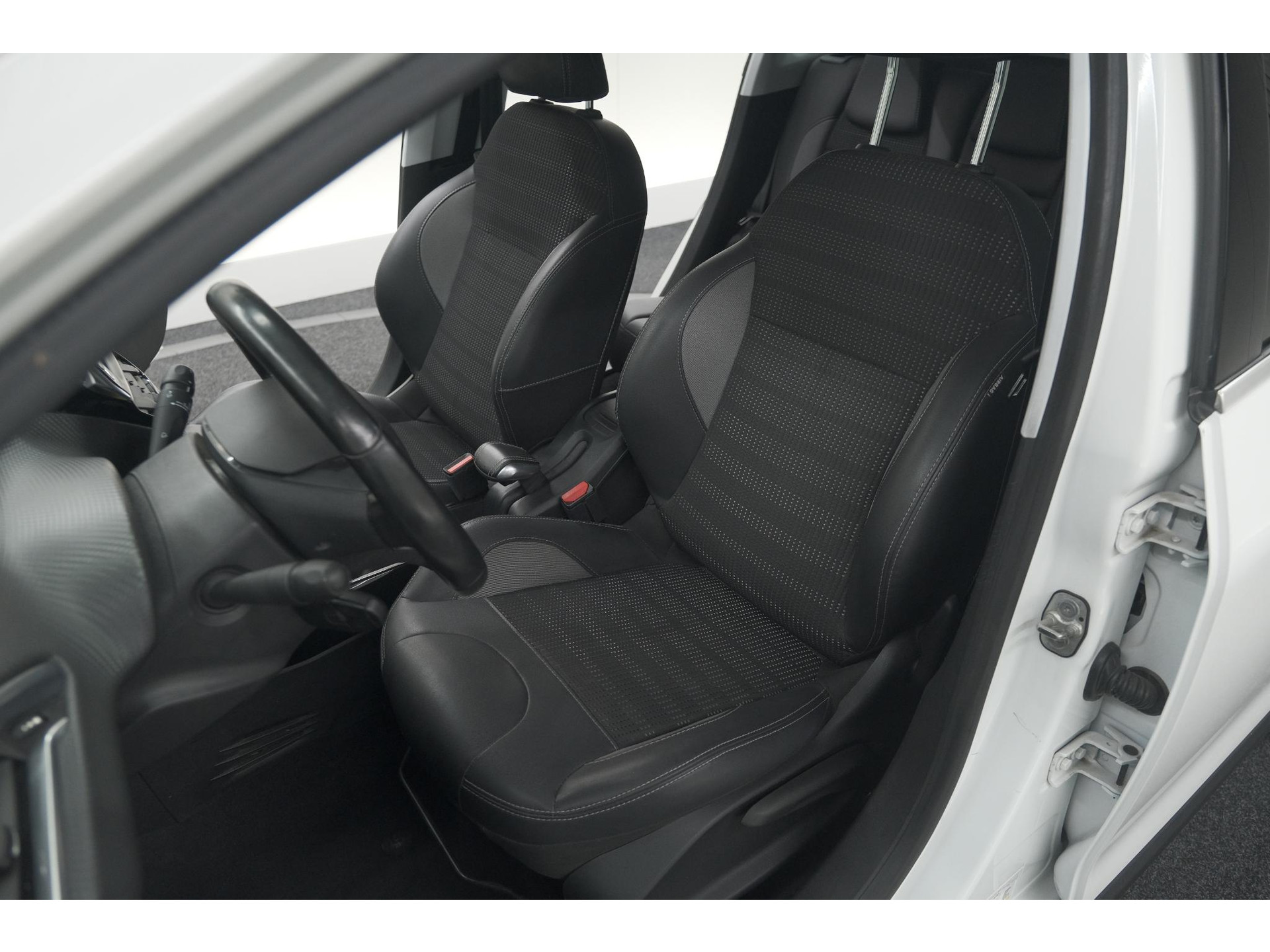 Peugeot 2008 PureTech 130 Allure | Camera | Apple Carplay | Parkeersensoren | Navigatie