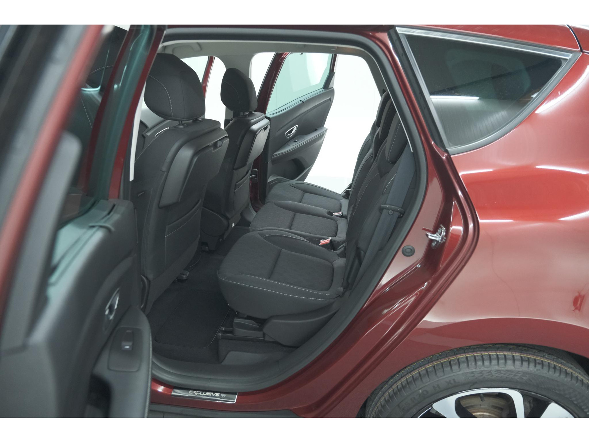 Renault Scénic TCe 140 EDC Limited | Camera | Stoelverwarming | Navigatie | Apple Carplay