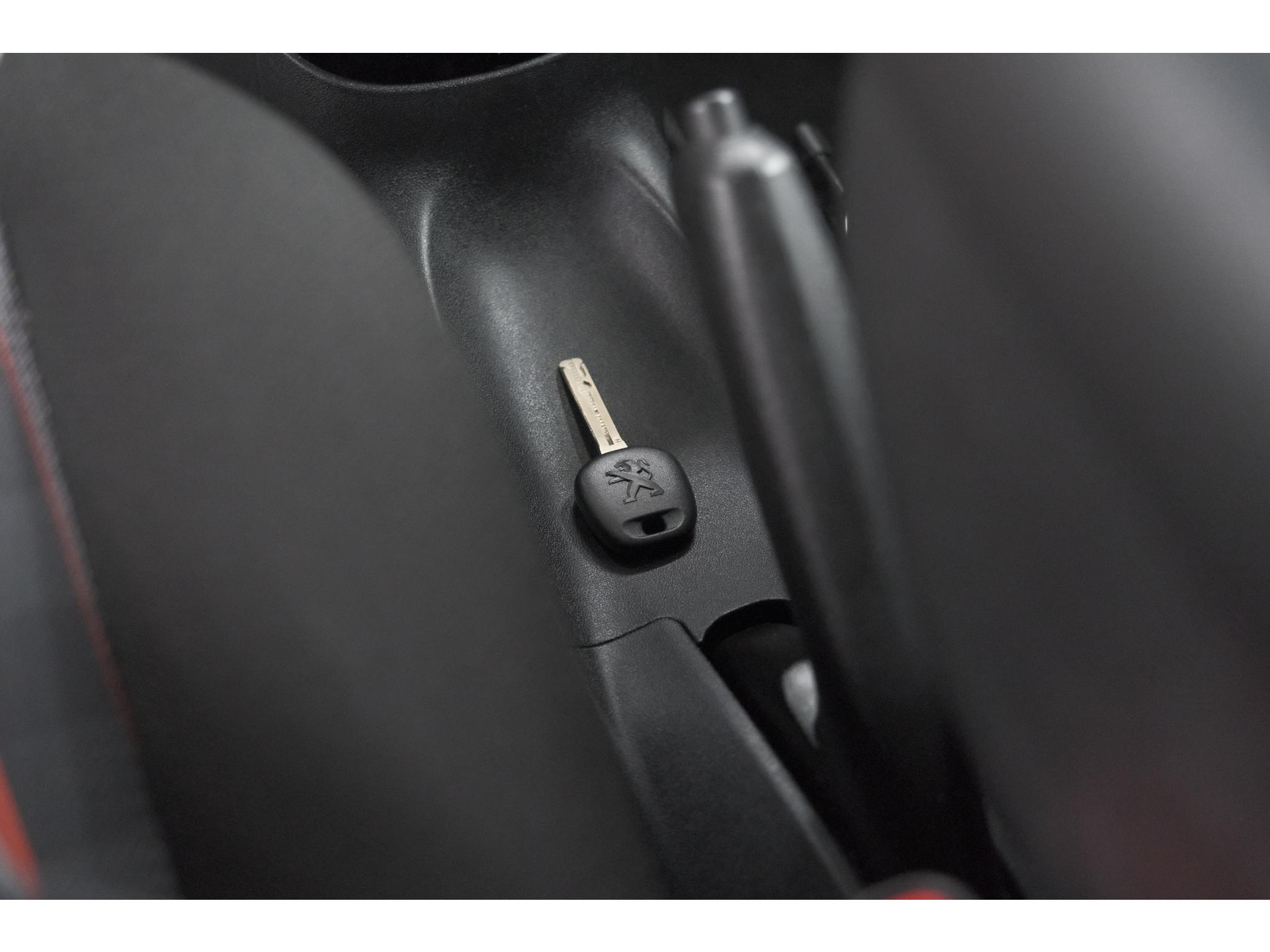 Peugeot 108 1.0 e-VTi Allure TOP! | Elektrisch Vouwdak | Trekhaak | Camera | Apple Carplay