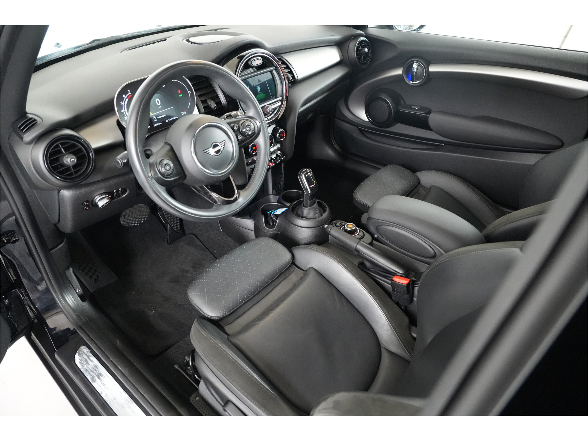 MINI 3-Deurs 1.5 Cooper Chili | Pano | Leder | Stl. verw. | PDC | Sportstoelen |
