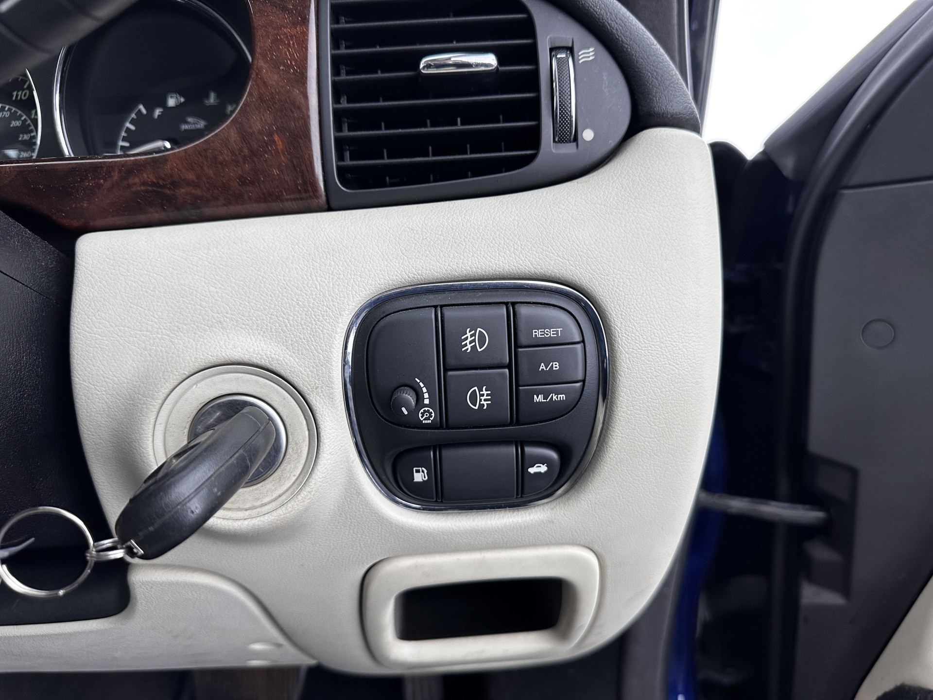 Jaguar XJ 3.5 V8 Executive [ Right-Hand-Drive ] Aut. *LEATHER | BI-XENON | ECC | WOODEN-INLAY | HEATED-COMFORTSEATS | MEMORY-PACK | JAGUAR-AUDIO | PDC | CRUISE | 18"ALU*