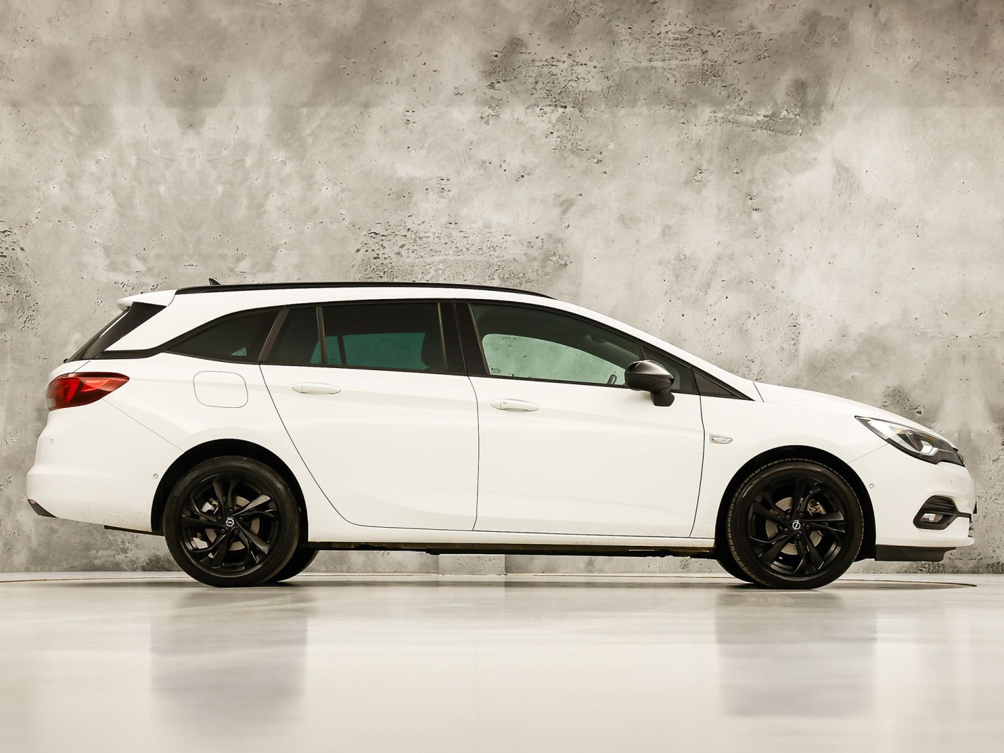 Opel Astra Sports Tourer 1.4 Ultimate 145Pk Automaat (VIRTUAL COCKPIT, APPLE CARPLAY, GROOT NAVI, LEDER/ALCANTARA, CAMERA, SPORTSTOELEN, GETINT GLAS, ZWART HEMEL, ADAPTIVE CRUISE, NIEUWSTAAT)