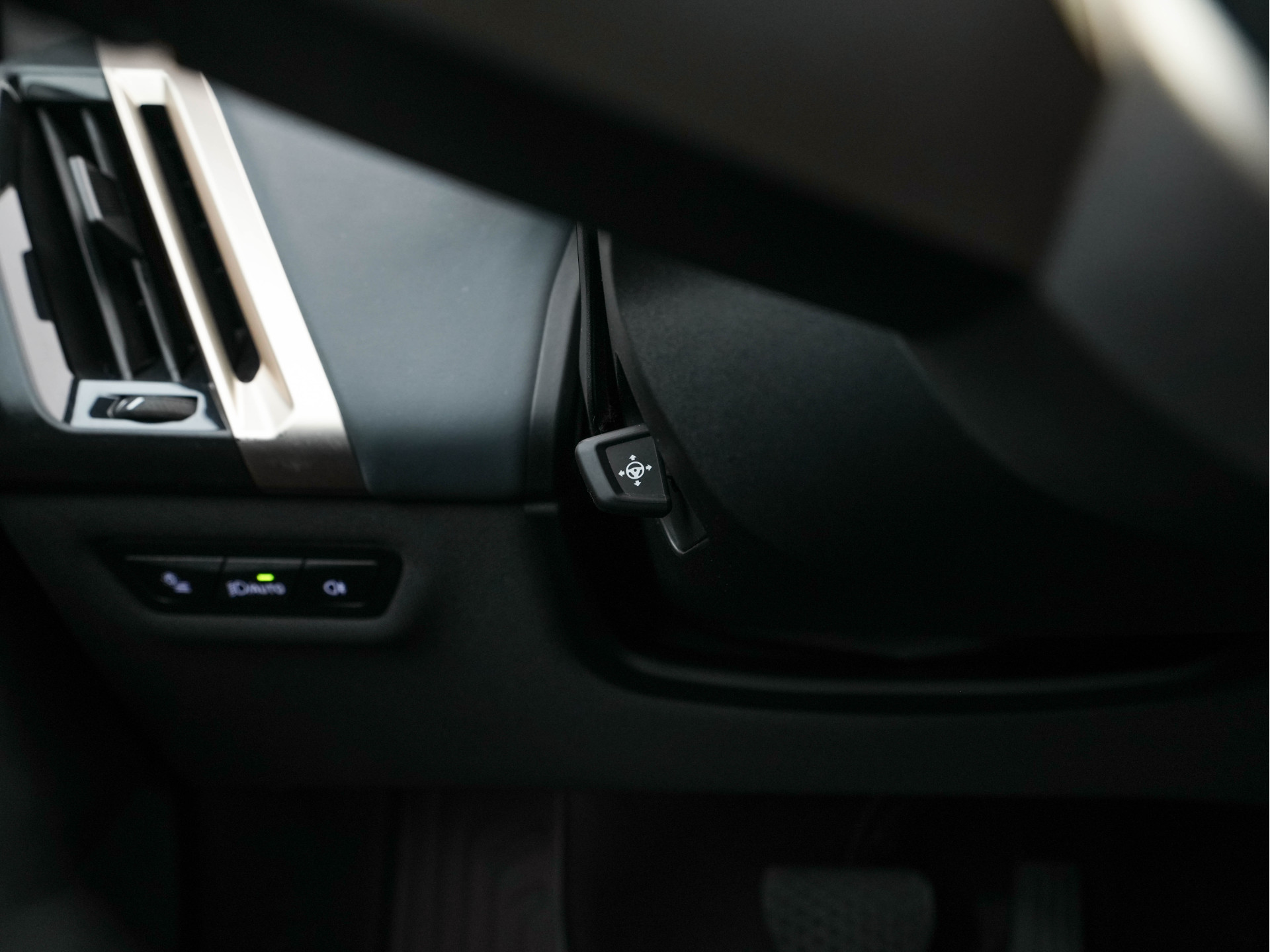 BMW iX xDrive40 High Executive 77 kWh ( 3-Fase ) {SOH-100%} (INCL-BTW) Aut. *PANO | HEAD-UP | HARMAN/KARDON-SURROUND | SOFT-CLOSE | DAB+ | DIGI-COCKPIT | HEATED-COMFORTSEATS | FULL-LED | CARPLAY | TOWBAR | AMBIENT-LIGHT | TOPVIEW | MEMORY-PACK |