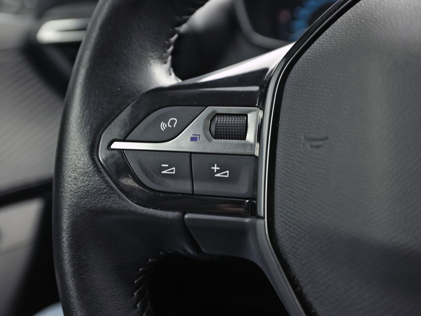 Peugeot e-2008 EV Blue Sport Allure 50 kWh Automaat (SOH 91,2%, APPLE CARPLAY, GROOT NAVI, 360 CAMERA, SPORTSTOELEN, GETINT GLAS, KEYLESS, NIEUWSTAAT)