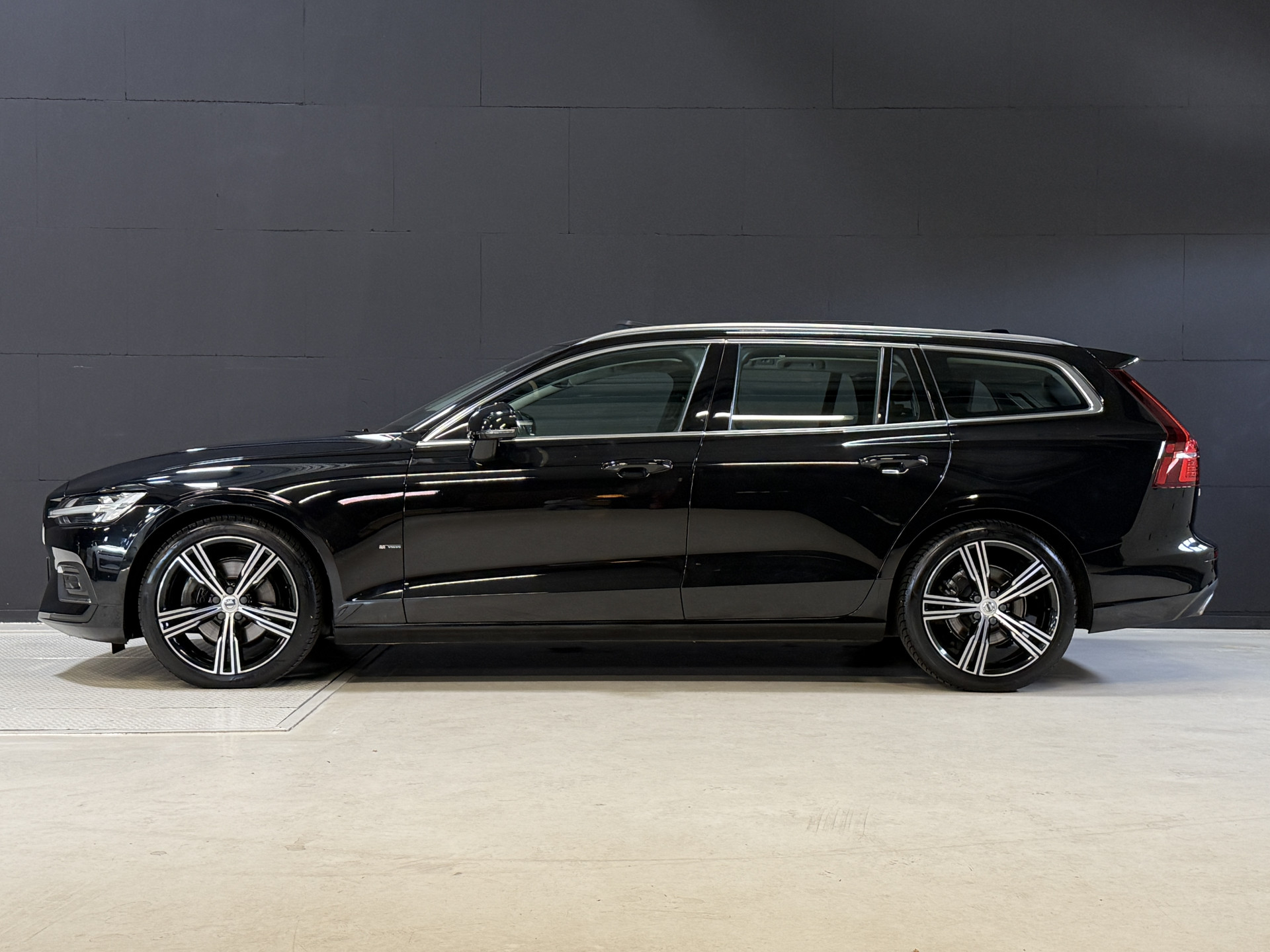 Volvo V60 2.0 B3 R-Design | Trekhaak | Panoramadak | Apple Carplay | Leder