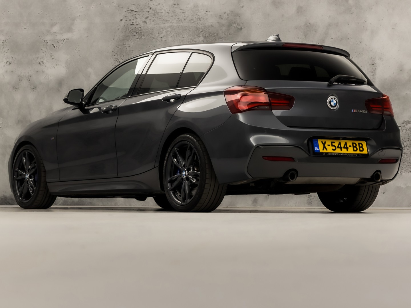 BMW M140i M Sport High Executive 340Pk Automaat (6 CILINDER, M PAKKET, HARMAN/KARDON, ALCANTARA, CAMERA, SPORTSTOELEN, M SPORTREMMEN, NAVIGATIE, STOELVERWARMING, GETINT GLAS, NIEUWSTAAT)