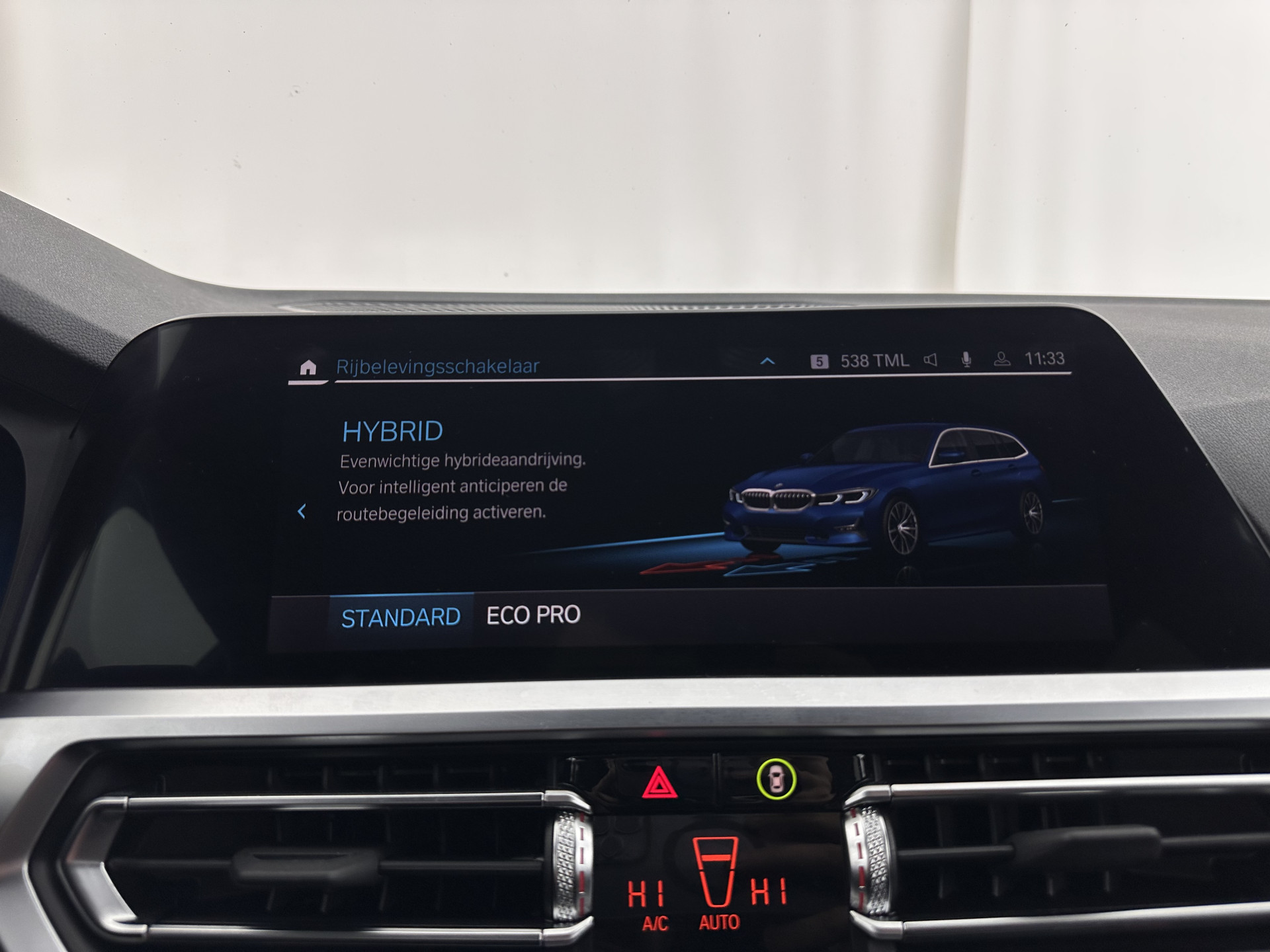 BMW 3-serie Touring 320e Business Edition Plus [Plug-In] (INCL-BTW) Aut. *LEATHER | FULL-LED | HEATED-SPORTSEATS | DIGI-COCKPIT | HIFI-SOUND | NAVI-FULLMAP | PRIVACYGLASS | PDC | AMBIENTLIGHT | DAB | KEYLESS | TOWBAR | 17"ALU* *