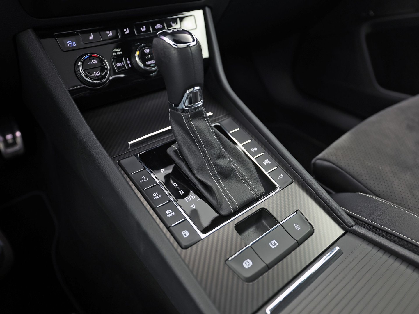 Škoda Superb Combi 1.4 TSI iV Sportline 218Pk Automaat (PANORAMADAK, 360 CAMERA, VIRTUAL COCKPIT, MEMORY SEATS, CANTON AUDIO, STOELVERWARMING, ADAPTIVE CRUISE, SFEERVERLICHTING, APPLE CARPLAY, NIEUWSTAAT)