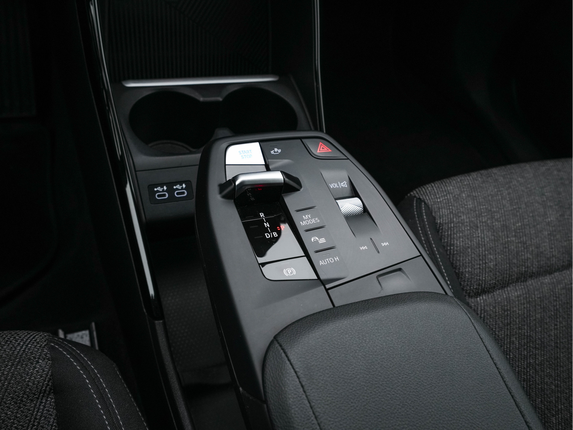 BMW iX1 xDrive30 Launch Edition 67 kWh [ 3-Fase-11kW ] {SOH-100%} (INCL-BTW) Aut. *FULL-LED | DIGI-COCKPIT | DAB+ | NAVI-FULLMAP | PRIVACYGLASS | COMFORTSEATS | ECC | PDC | CRUISE | 18''ALU*