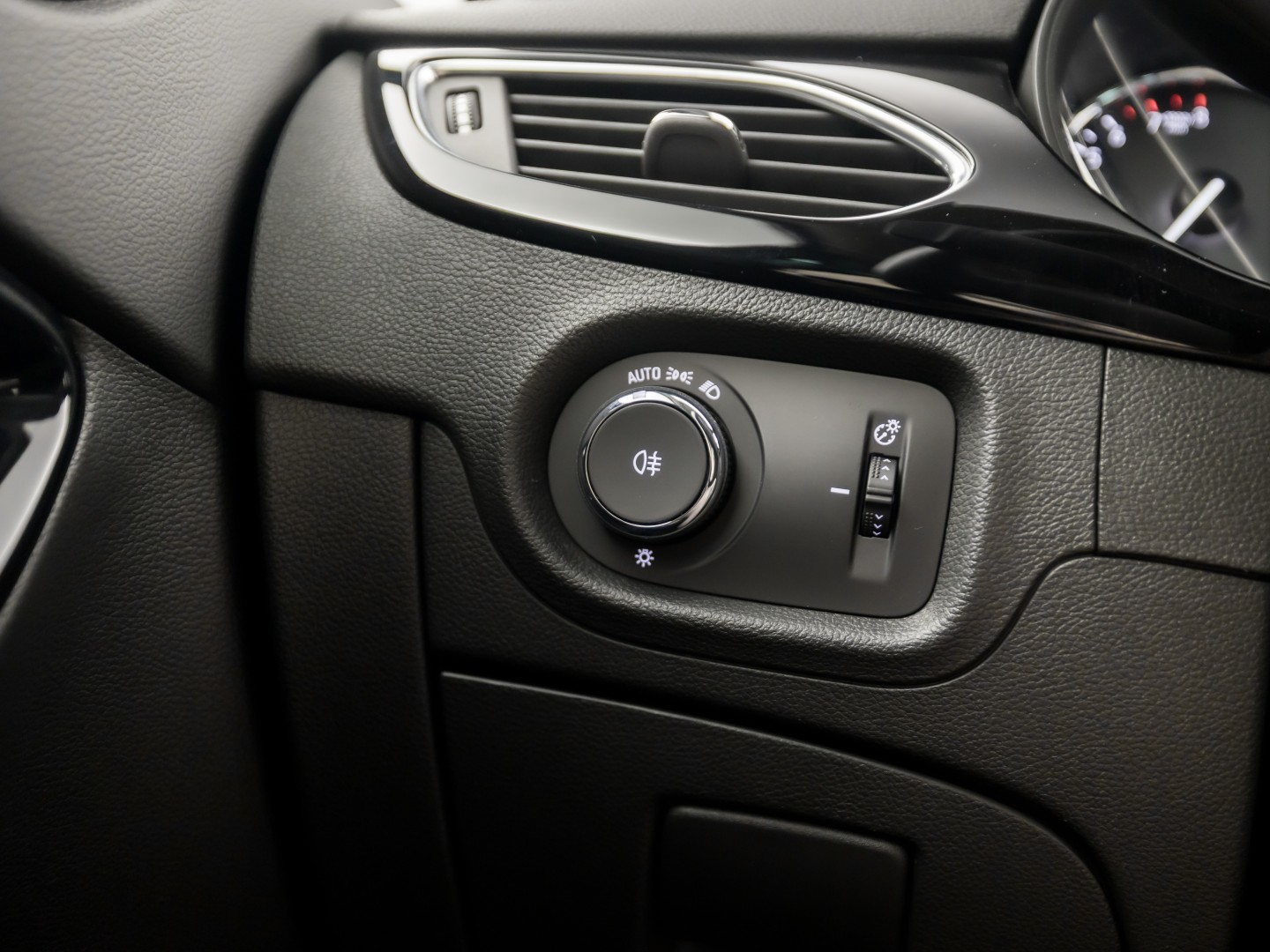 Opel Astra Sports Tourer 1.2 Innovation Sport (APPLE CARPLAY, DIGITALE COCKPIT, GROOT NAVI, CLIMATE, CAMERA, TREKHAAK, SPORTSTOELEN, GETINT GLAS, KEYLESS, ADAPTIVE CRUISE, NIEUWSTAAT)