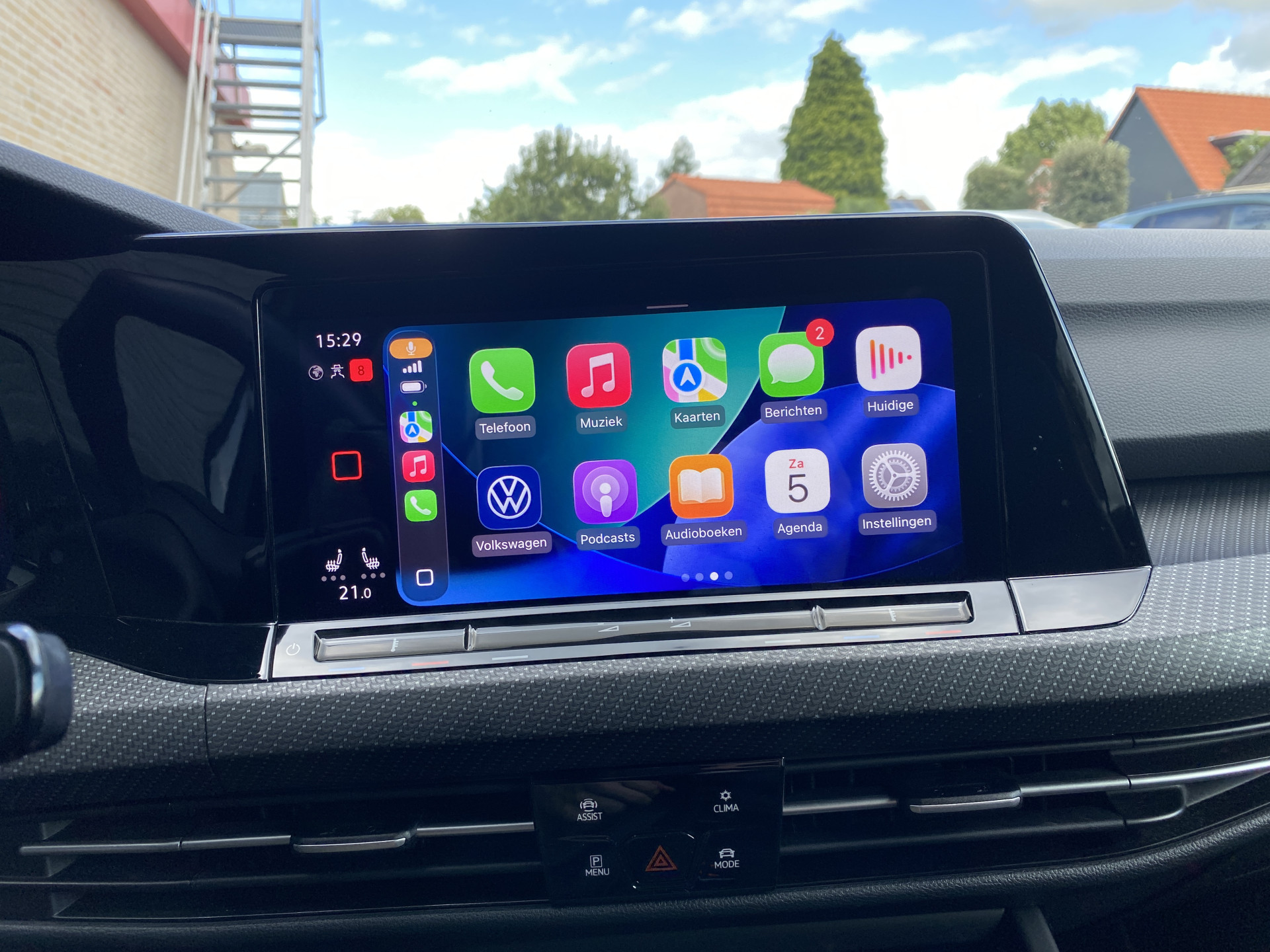 Volkswagen Golf 1.5 eTSI R-Line AUT. | dealer onderh. | panoramadak | stoel-/stuurverw. | keyless | trekhaak | carplay