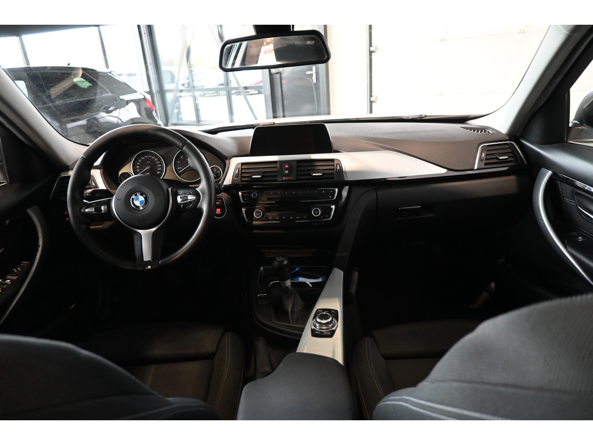 BMW 3-serie Touring 318i Luxury Clima Navigatie LED Panoramadak 18'Inch Goed Onderhouden! Inruil Mogelijk!