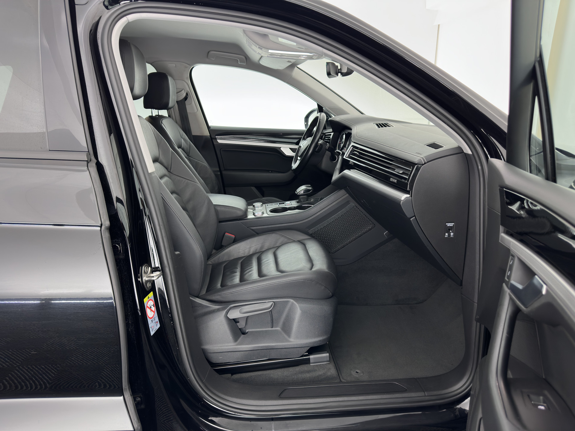 Volkswagen Touareg 3.0 TDI R-Line (INCL-BTW) Aut. *LUXURY-LEATHER | FULL-LED | BLIND-SPOT | HEATED-COMFORTSEATS | AIR-SUSPENSION | KEYLESS | CAMERA | NAVI-FULLMAP | PRIVACY-GLASS | ADAPTIVE-CRUISE |  SHIFT-PADDLES | TOWBAR*