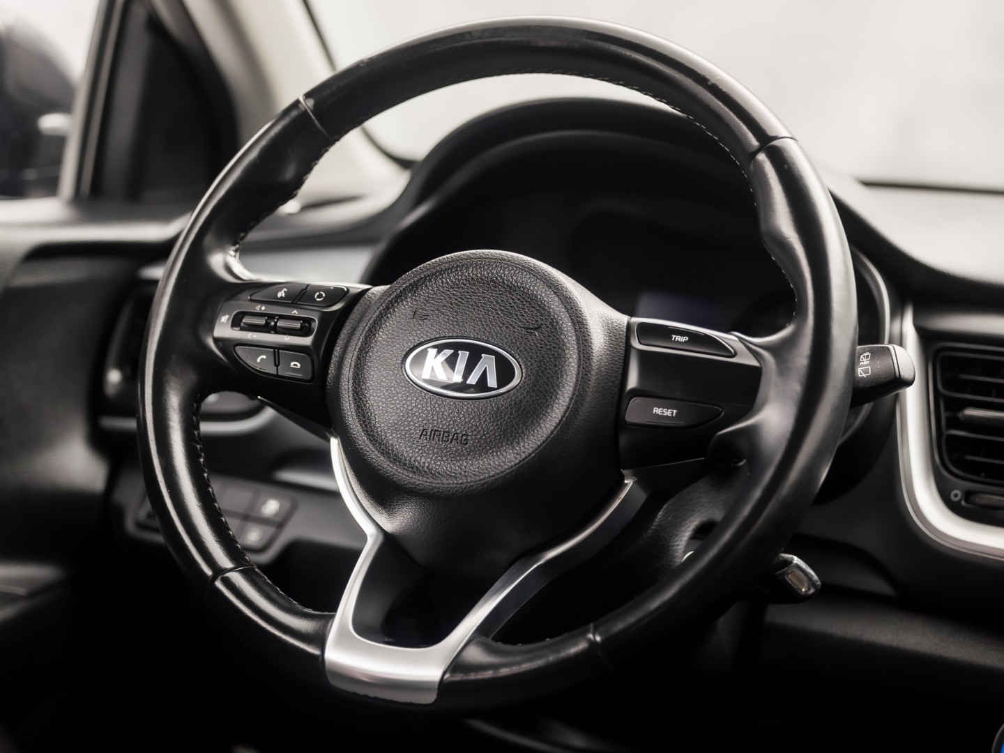 Kia Stonic 1.2 Navigator Sport (APPLE CARPLAY, NAVIGATIE, CAMERA, LM VELGEN, SPORTSTOELEN, PARKEERSENSOREN, ELEK RAMEN, NIEUWSTAAT)