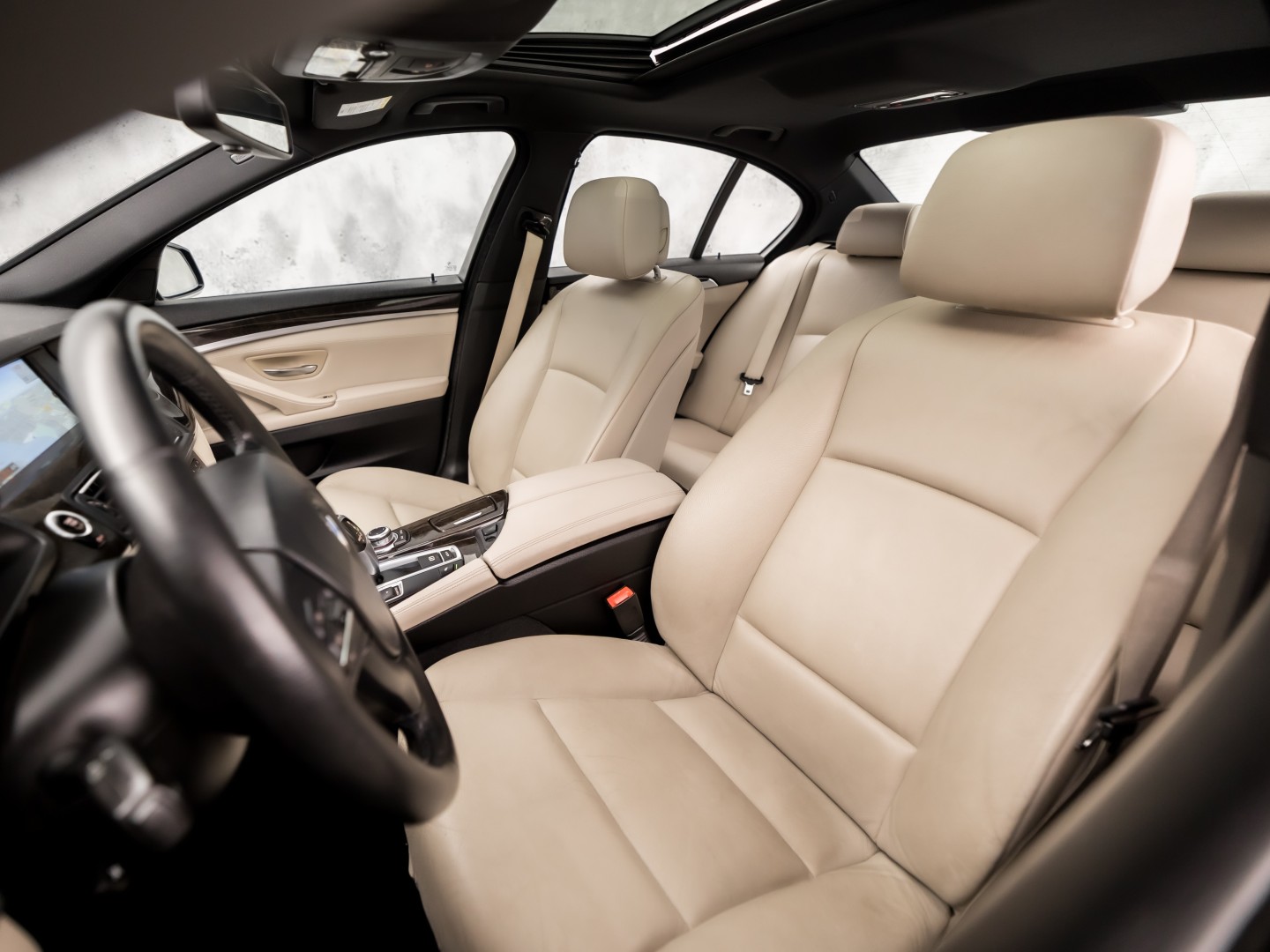 BMW 5 Serie 528i High Executive 245Pk Automaat (SCHUIFDAK, GROOT NAVI, LEDER, GETINT GLAS, ELEK SPORTSTOELEN, ZWART HEMEL, STOELVERWARMING, PARKEERSENSOREN, XENON, NIEUWSTAAT)