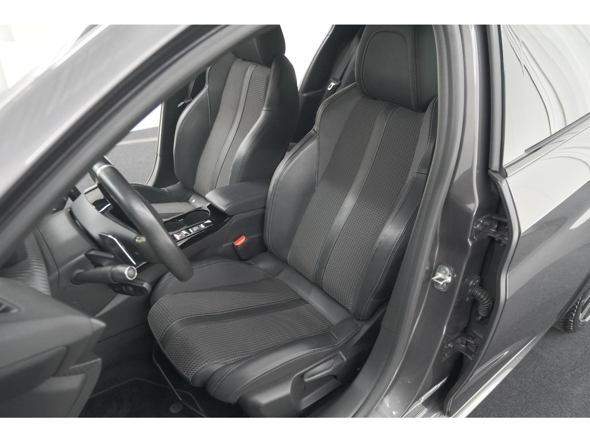 Peugeot 208 PureTech 100 EAT8 GT | Camera | Dodehoekdetectie | Navigatie | Apple Carplay