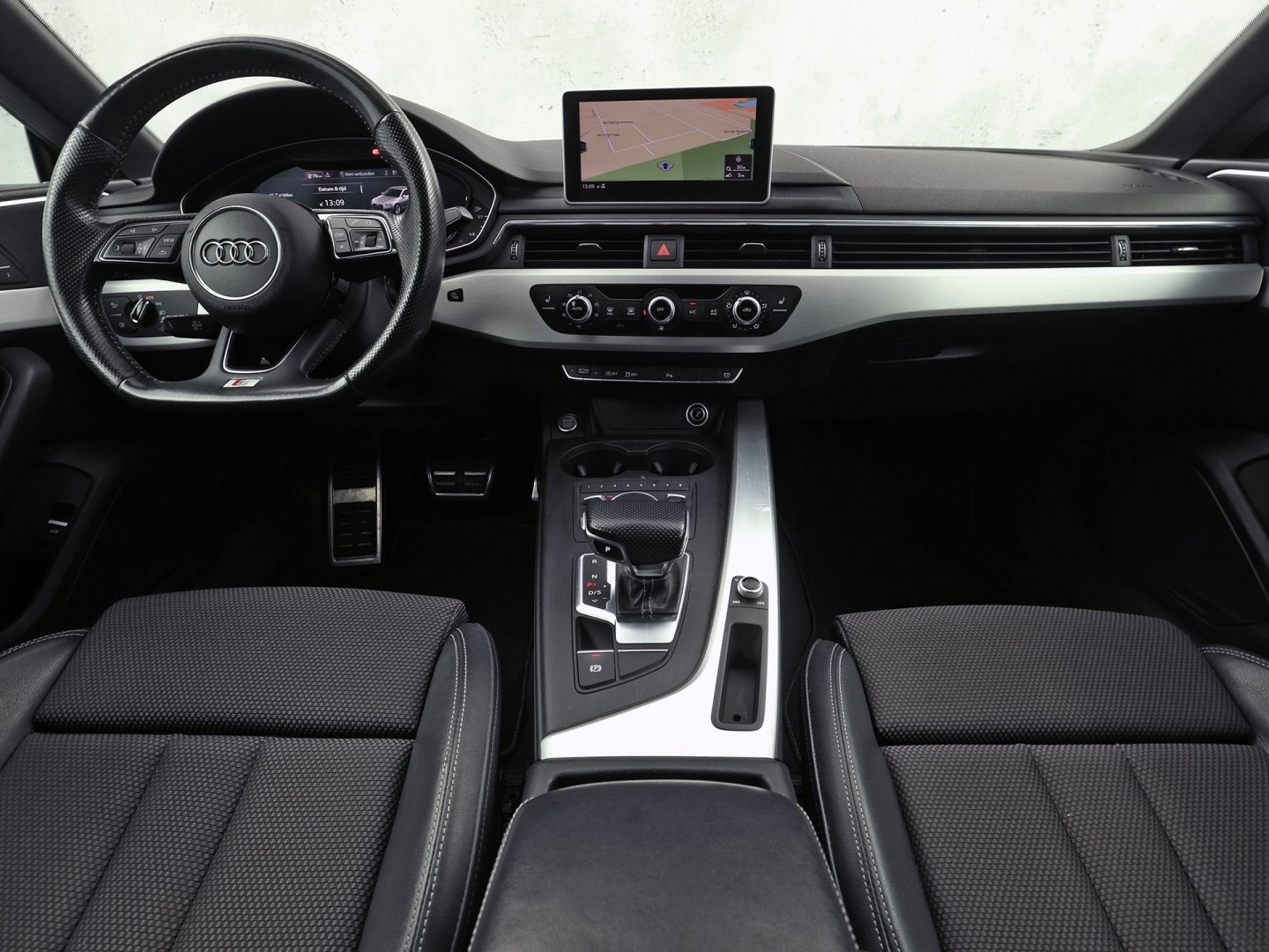 Audi A5 Sportback 2.0 TFSI S-Line Sport 190Pk Automaat (2X S-LINE, VIRTUAL COCKPIT, GROOT NAVI, PLAT SPORTSTUUR, LEDER, STOELVERWARMING, SPORTSTOELEN, GETINT GLAS, PARKEERSENSOREN, NIEUWSTAAT)