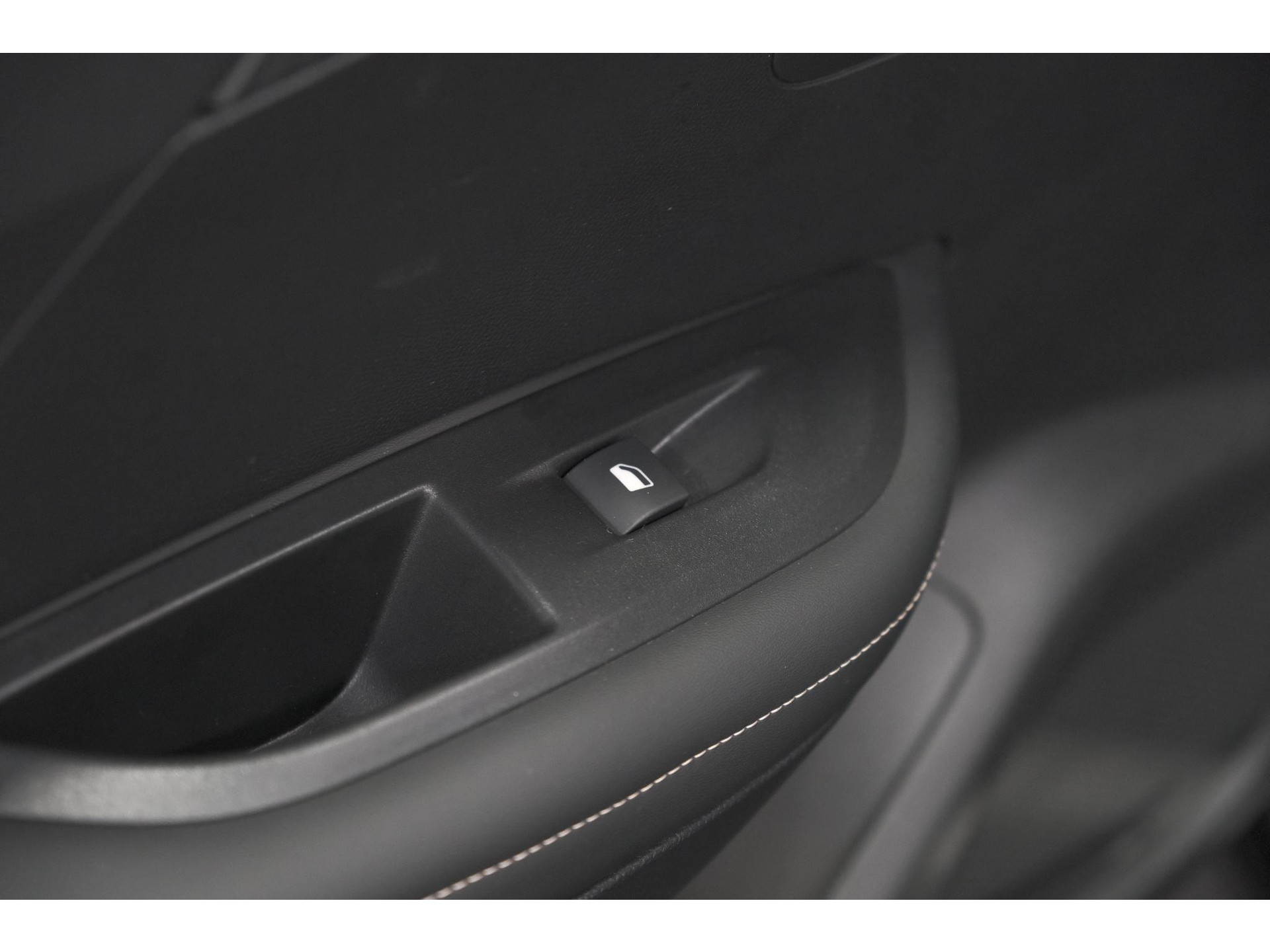 Peugeot 2008 1.2 Hybrid 145 Allure | 360 Camera | Adaptieve Cruise Control | Navigatie | Dodehoekdetectie