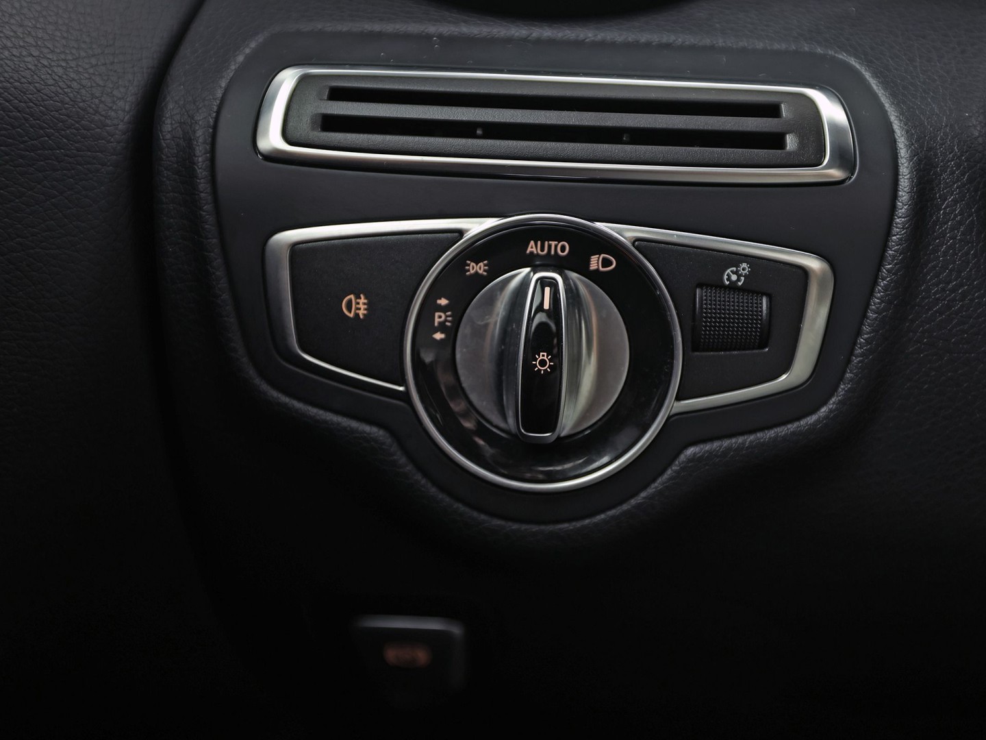 Mercedes-Benz C-Klasse 180 AMG Sport Automaat (GROOT NAVI, LEDER, STOELVERWARMING, GETINT GLAS, SPORTSTOELEN, CRUISE, NIEUWE APK, NIEUWSTAAT)