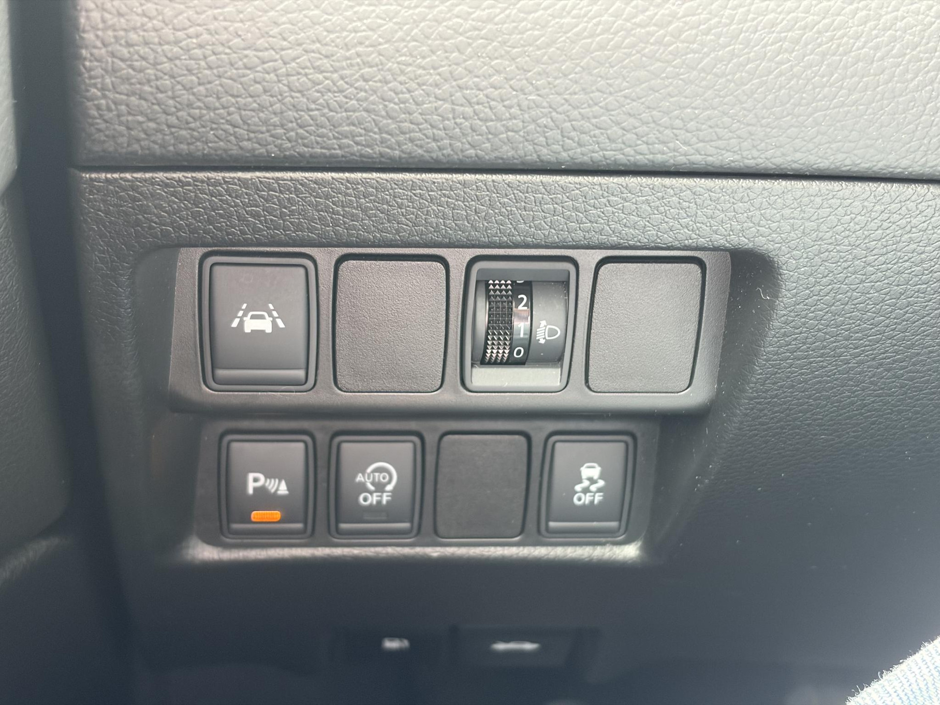 Nissan Qashqai 1.2 N-Connecta 360° Camera,Trekhaak,Navi,Pdc V+A,Keyless,6 Bak,Clima,Cruise,2e Eigenaar,115pk,Lm velgen,Apk tot 09-2027