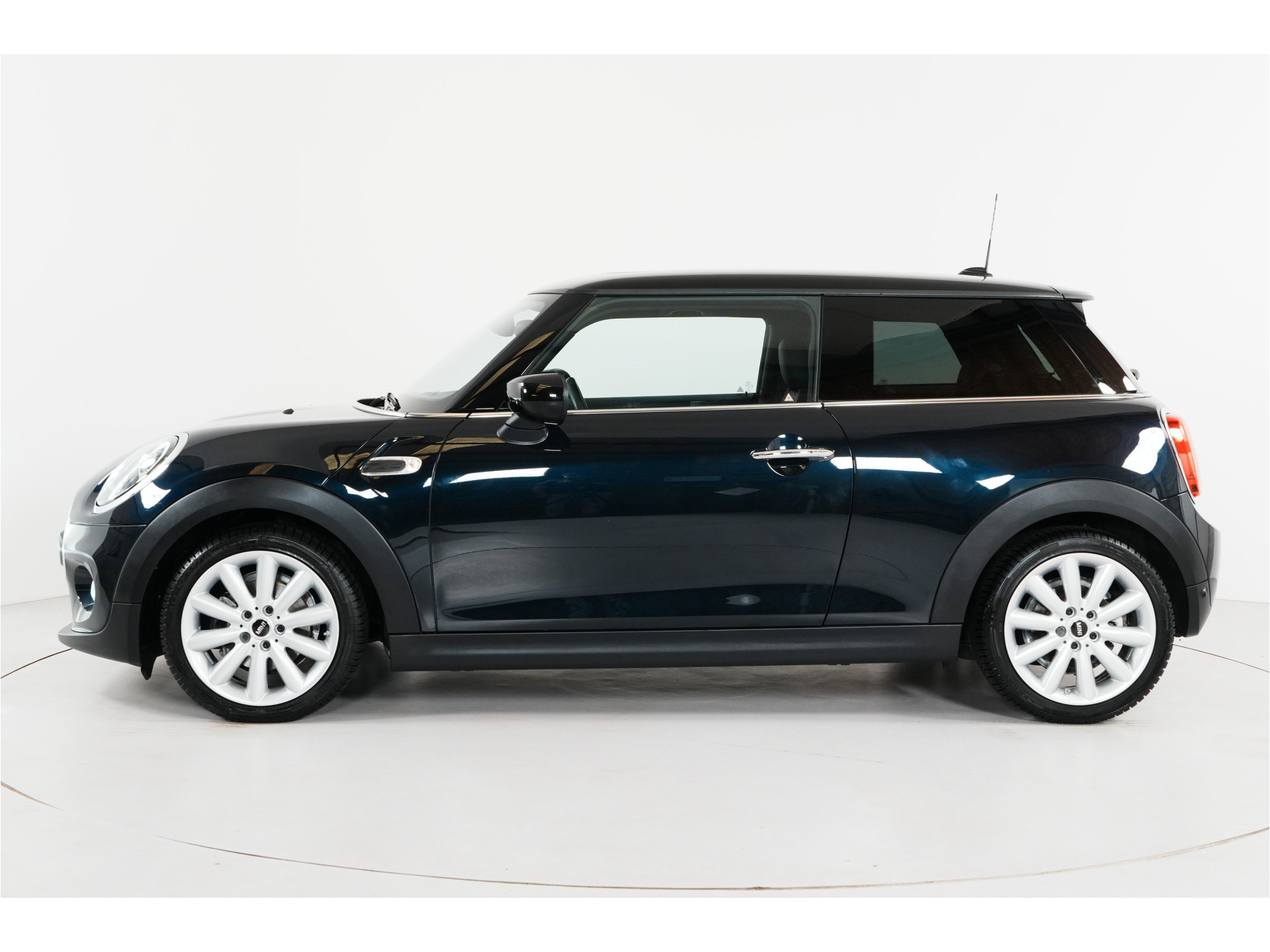 MINI 3-Deurs 1.5 Cooper Chili | Pano | Leder | Stl. verw. | PDC | Sportstoelen |