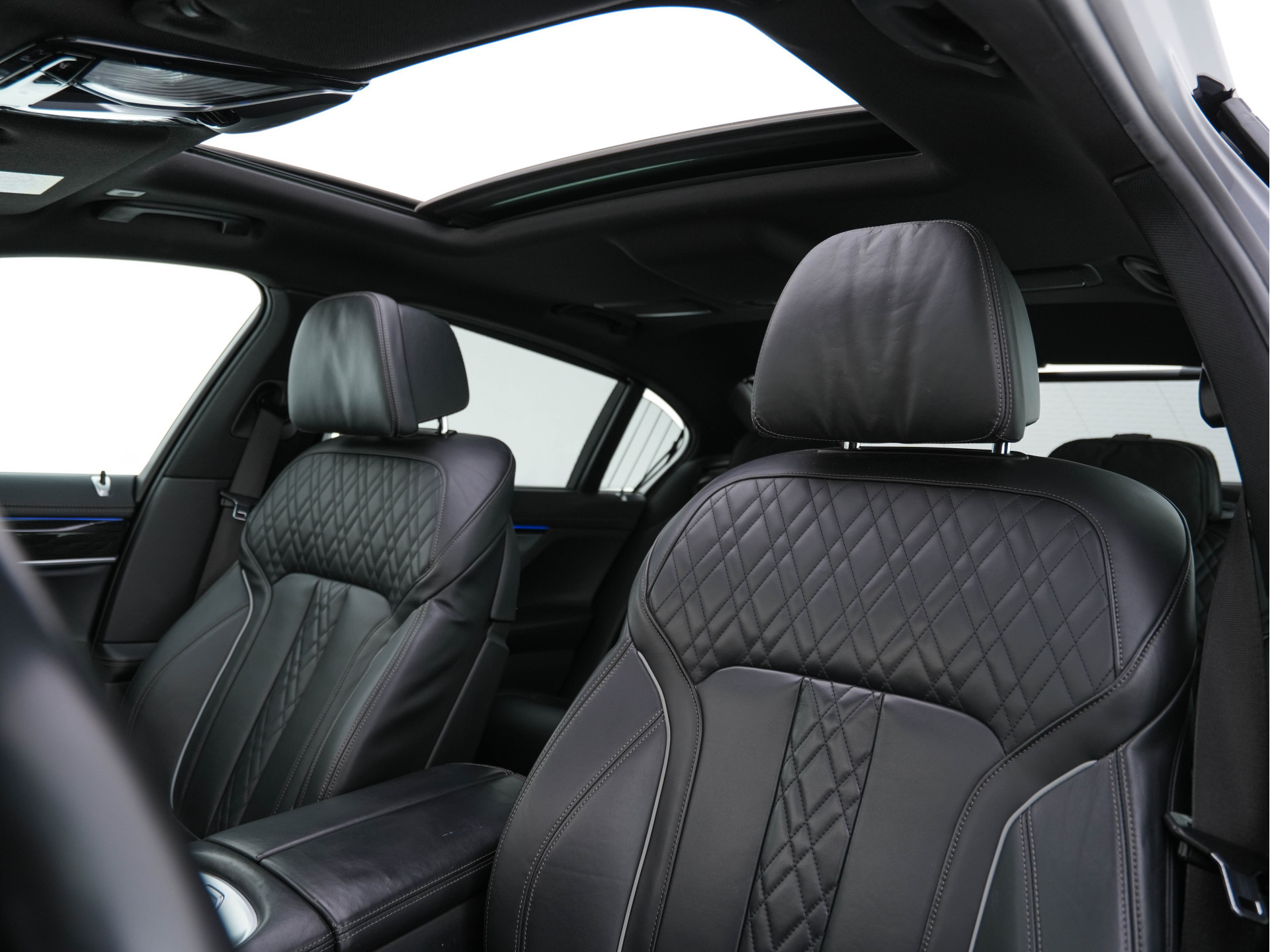 BMW 7-serie 750i Long M-Aerodynamic xDrive High Executive Aut. *PANO | DESIGN-LEATHER | LASER-LED | SOFTCLOSE |TOPVIEW | HARMAN/KARDON-SOUND | MEMORY-PACK | NAVI-FULLMAP | KEYLESS | ADAPTIVE-CRUISE | HEAD-UP | MASSAGE/HEATED/COOLED-COMFORT-SEATS | .