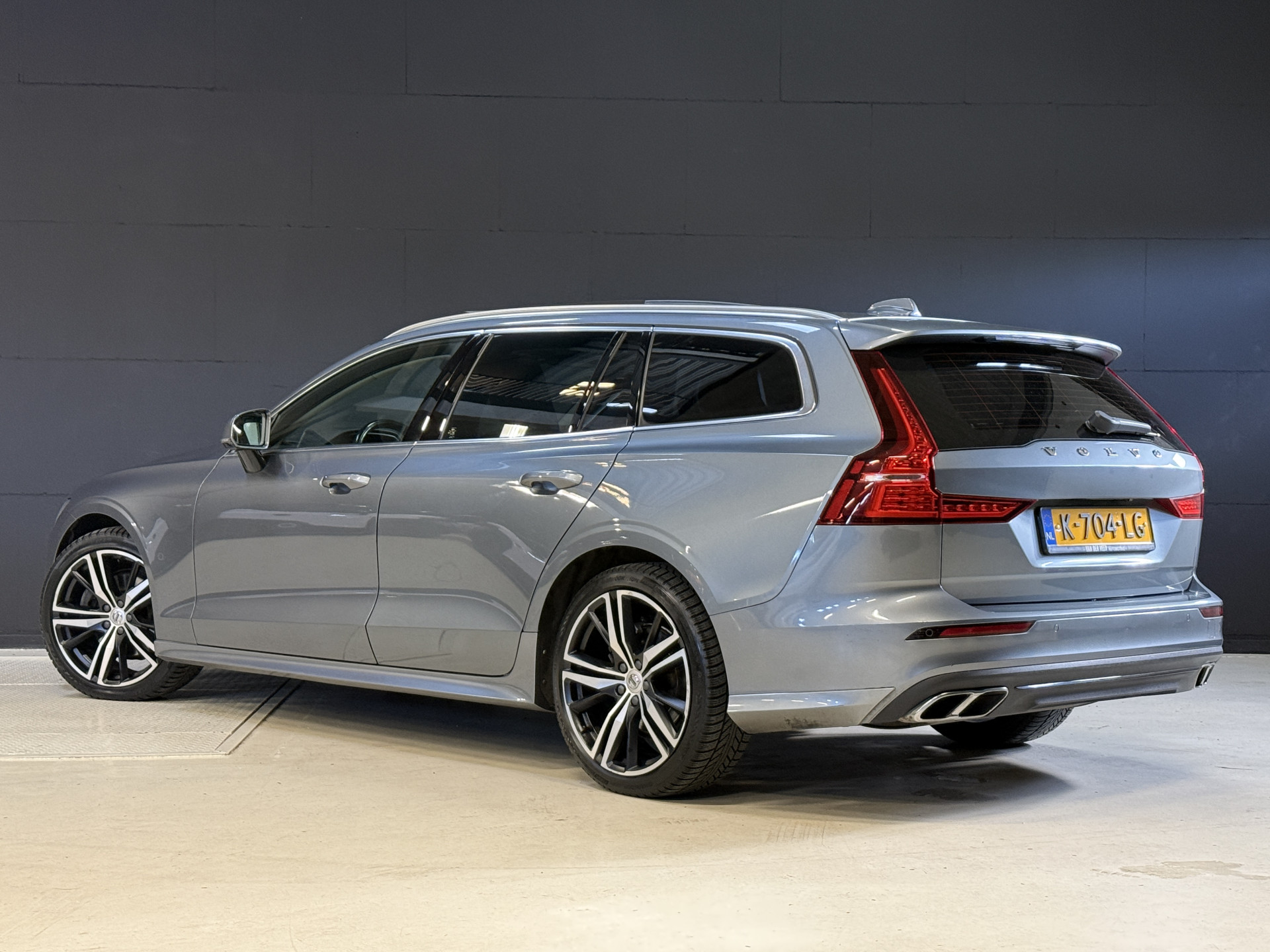 Volvo V60 2.0 B4 Business Pro | R-Design | Stoel/Stuurverwarming | Camera | Navi | Panoramadak