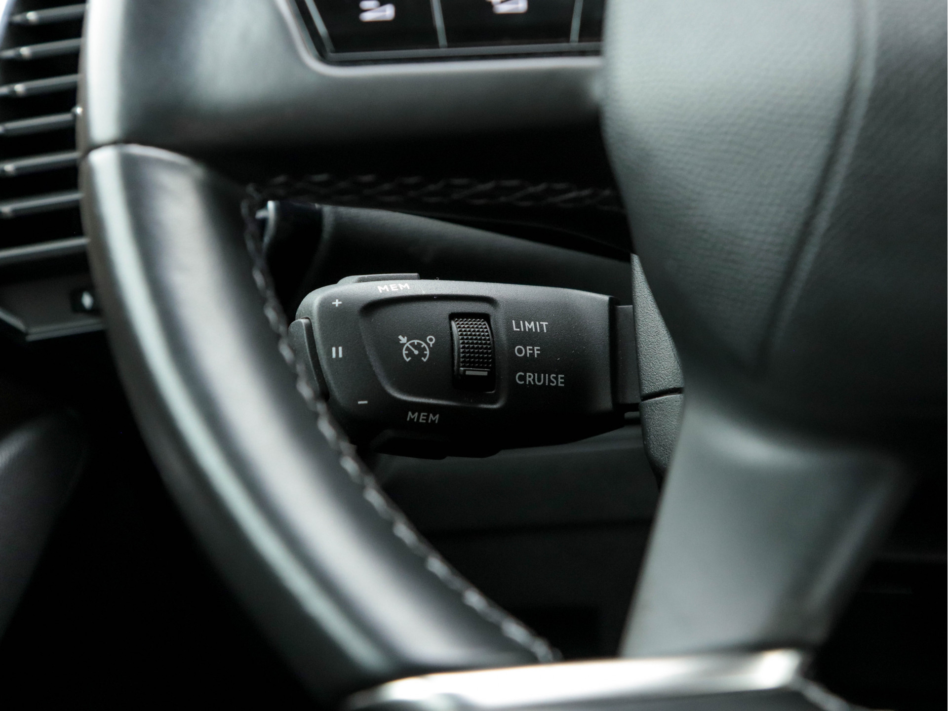 DS 7 Crossback 1.5 BlueHDI So Chic *DIGI-COCKPIT | NAVI-FULLMAP | FULL-LED | MICROFIBRE | CAMERA | KEYLESS | CARPLAY | ADAPT.CRUISE | DAB | HEATED-SEATS | TOWBAR | PDC | SPORT-SEATS | 18"ALU*