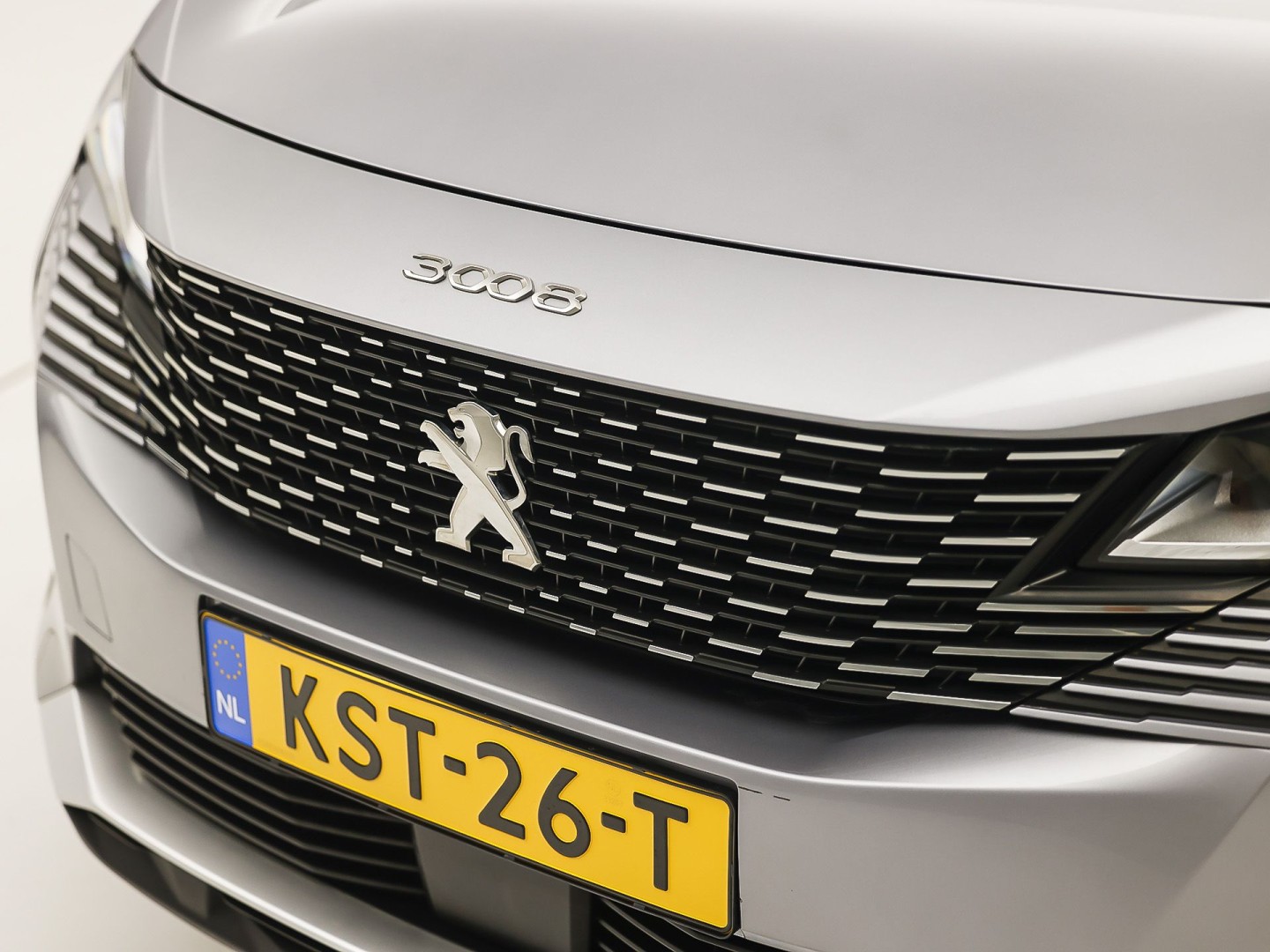 Peugeot 3008 1.6 HYbrid 225 Allure Sport 225Pk Automaat (APPLE CARPLAY, GROOT NAVI, 360 CAMERA, LEDER, SPORTSTOELEN, KEYLESS, GETINT GLAS, ZWART HEMEL, NIEUWSTAAT)