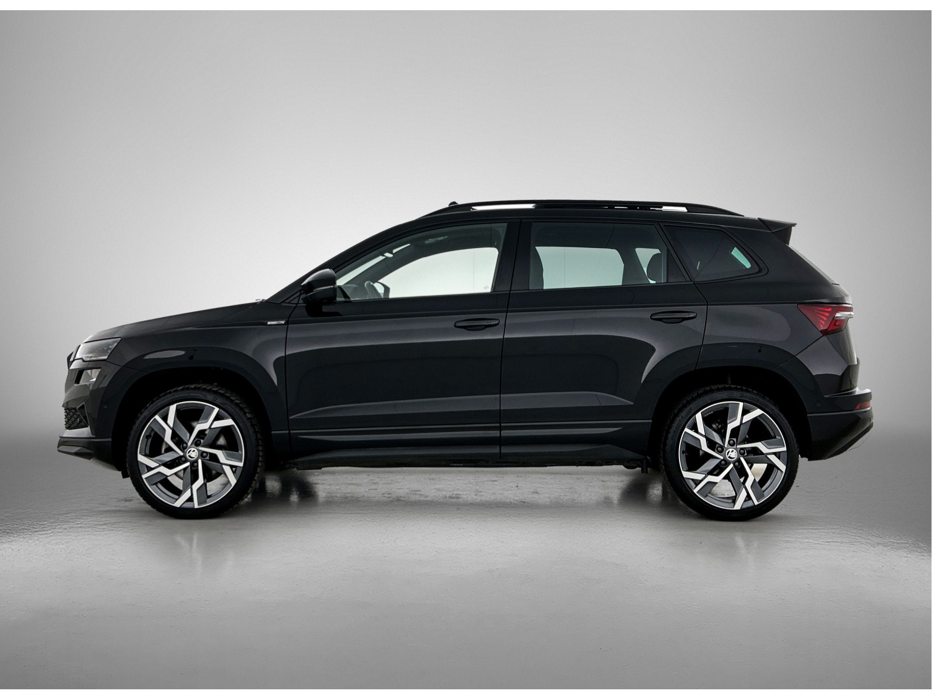 ŠKODA Karoq 1.5 TSI ACT Sportline Business | PANORAMADAK | 360 CAMERA | WINTERPACK | KEYLESS | NAVI | ELEKTR. ACHTERKLEP