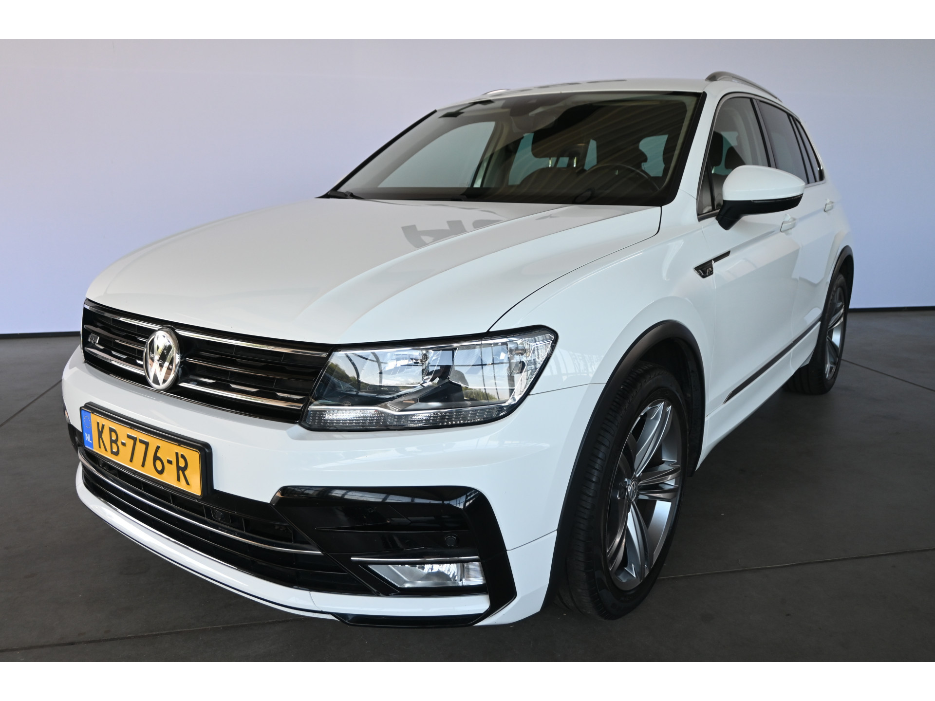 Volkswagen Tiguan 1.4 TSI Highline R-Line Clima Navigatie Carplay 1e Eigenaar Trekhaak Rijklaarprijs! Inruil Mogelijk!