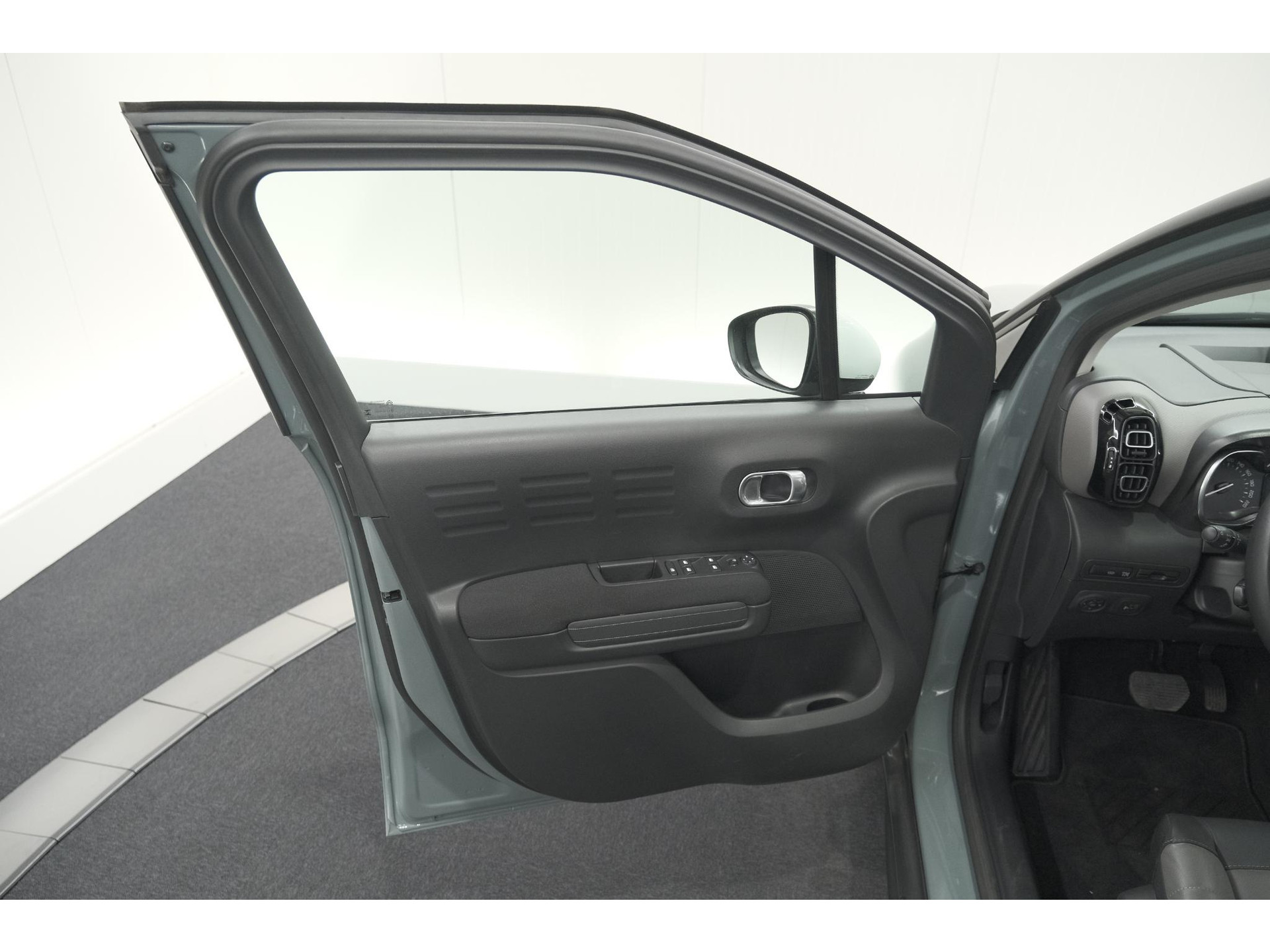 Citroen C3 Aircross PureTech 130 EAT6 Shine | Schuif-/Kanteldak | Camera | Dodehoekdetectie | Head-Up Display