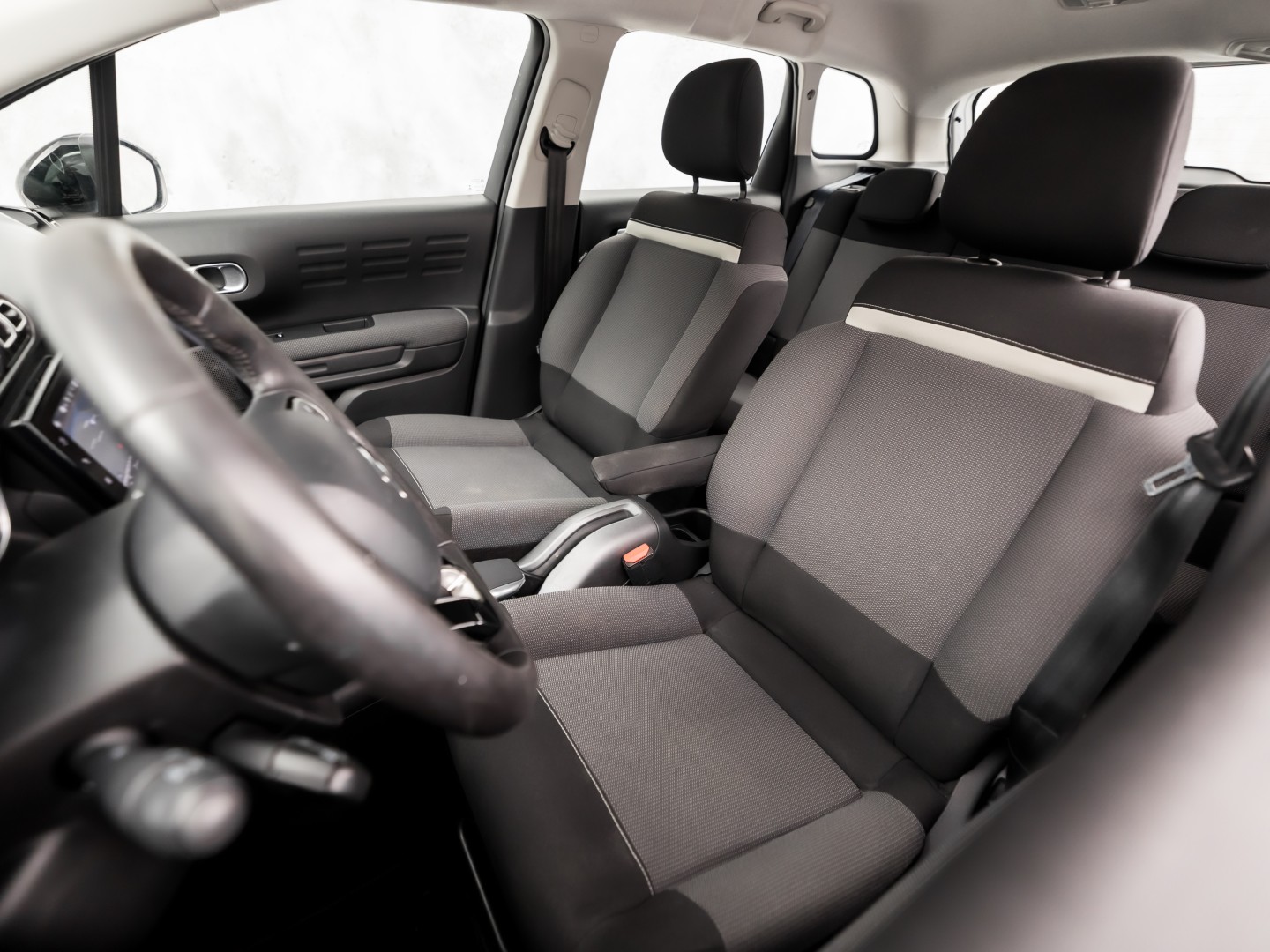 Citroën C3 Aircross 1.2 PureTech S&S Sport (APPLE CARPLAY, GROOT NAVI, LM VELGEN, TREKHAAK, GETINT GLAS, SPORTSTOELEN, CRUISE, NIEUWE APK, NIEUWSTAAT)