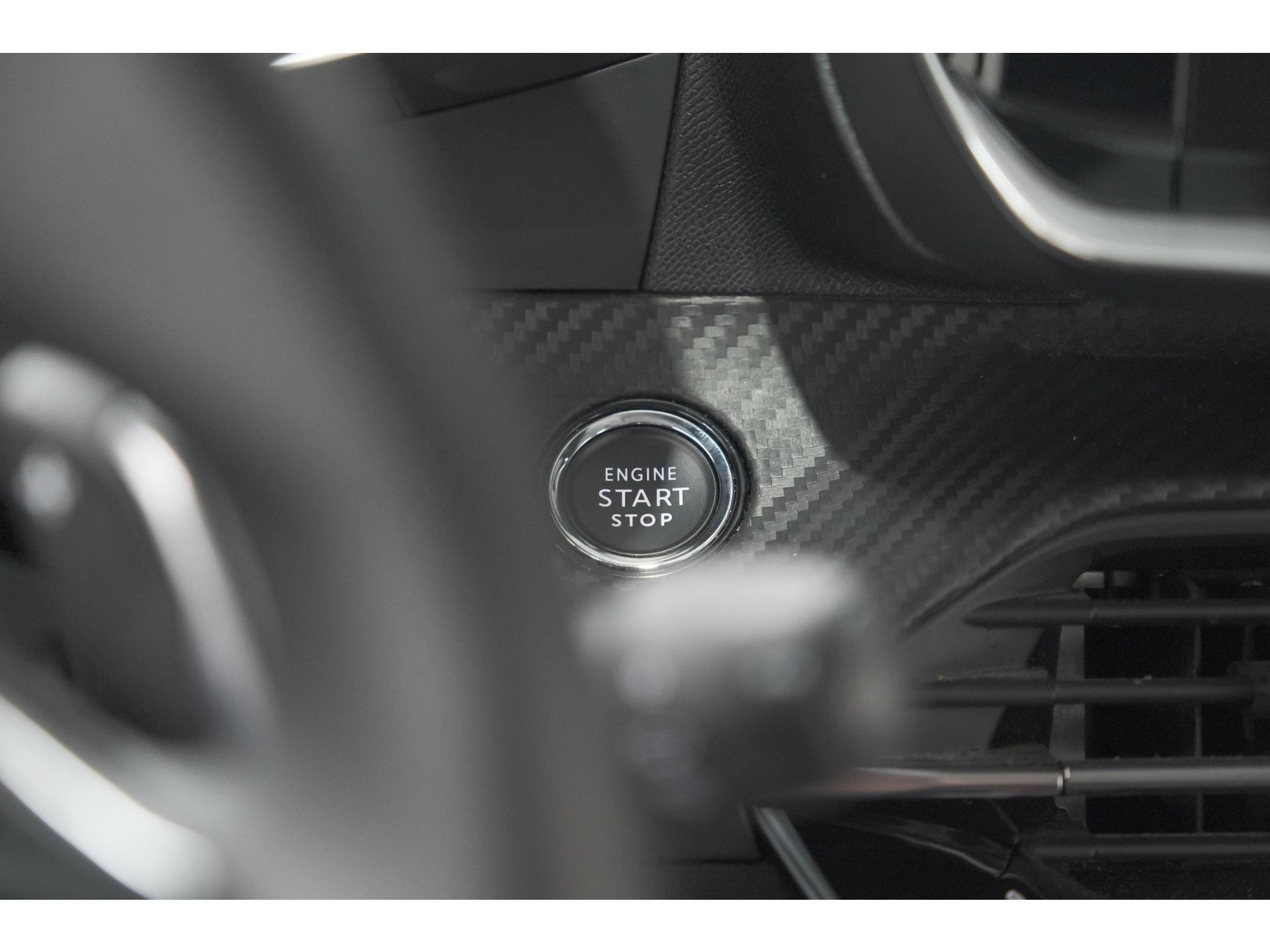 Peugeot 2008 PureTech 130 EAT8 Allure Pack | Stoelverwarming | Adaptieve Cruise Control | Camera