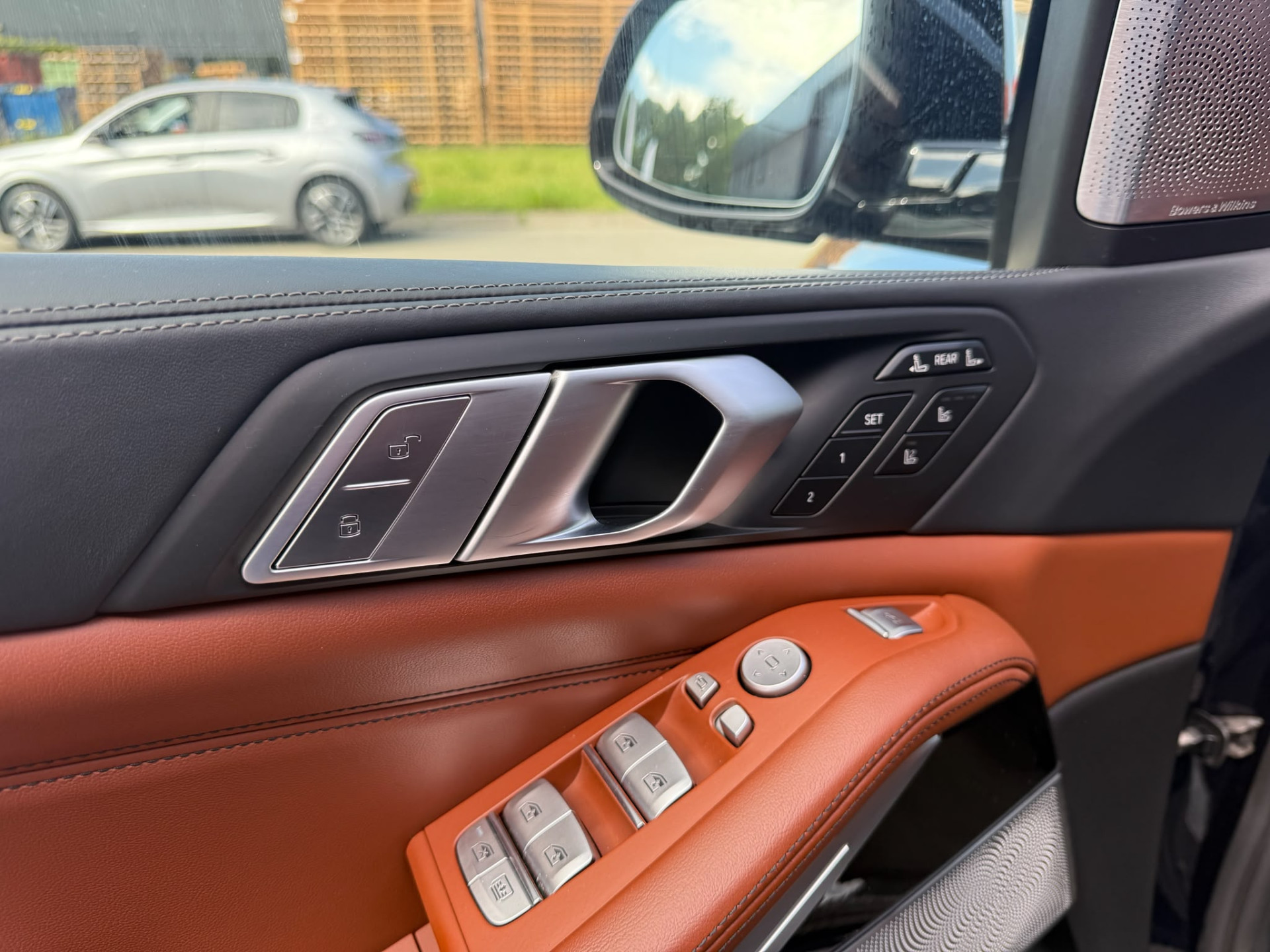 BMW X7 xDrive40i 6p. | 2E EIGENAAR | 3/6/12MND GARANTIE| M-SPORT |PANO | LASER | LED | B&W | MASSAGE | CARPLAY | TREKHAAK | DAB | BOMVOL |