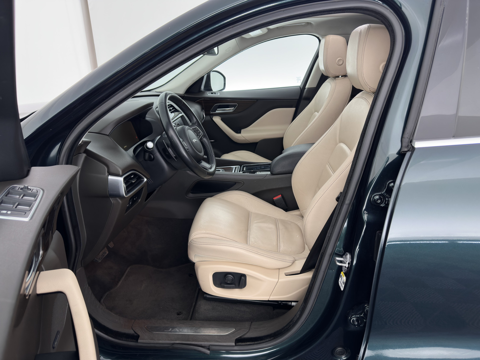 Jaguar F-PACE 2.0 Portfolio AWD 20d Aut. *PANO | DIGI-COCKPIT | XENON | LEATHER | KEYLESS | MERIDIAN-SOUND | NAVI-FULLMAP | ECC | PDC | CRUISE | 19''ALU*