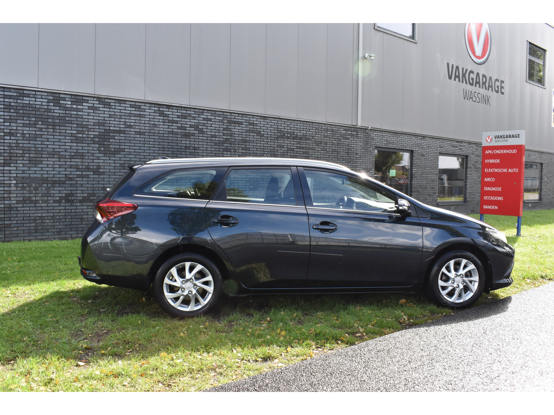 Toyota Auris Touring Sports 1.2T Aspiration Limited Navi Trekhaak Parkeer camerafoto’s volgen