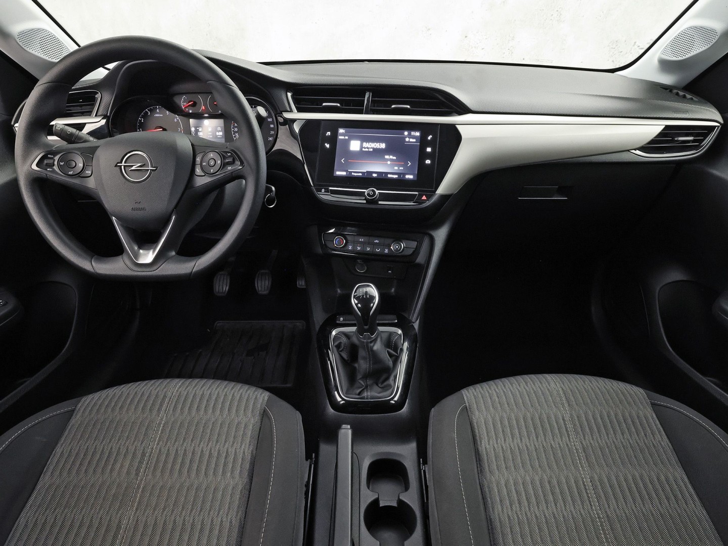 Opel Corsa 1.2 Sport (APPLE CARPLAY, GROOT NAVI, CRUISE, LM VELGEN, SPORTSTOELEN, LANE ASSIST, NIEUWSTAAT)
