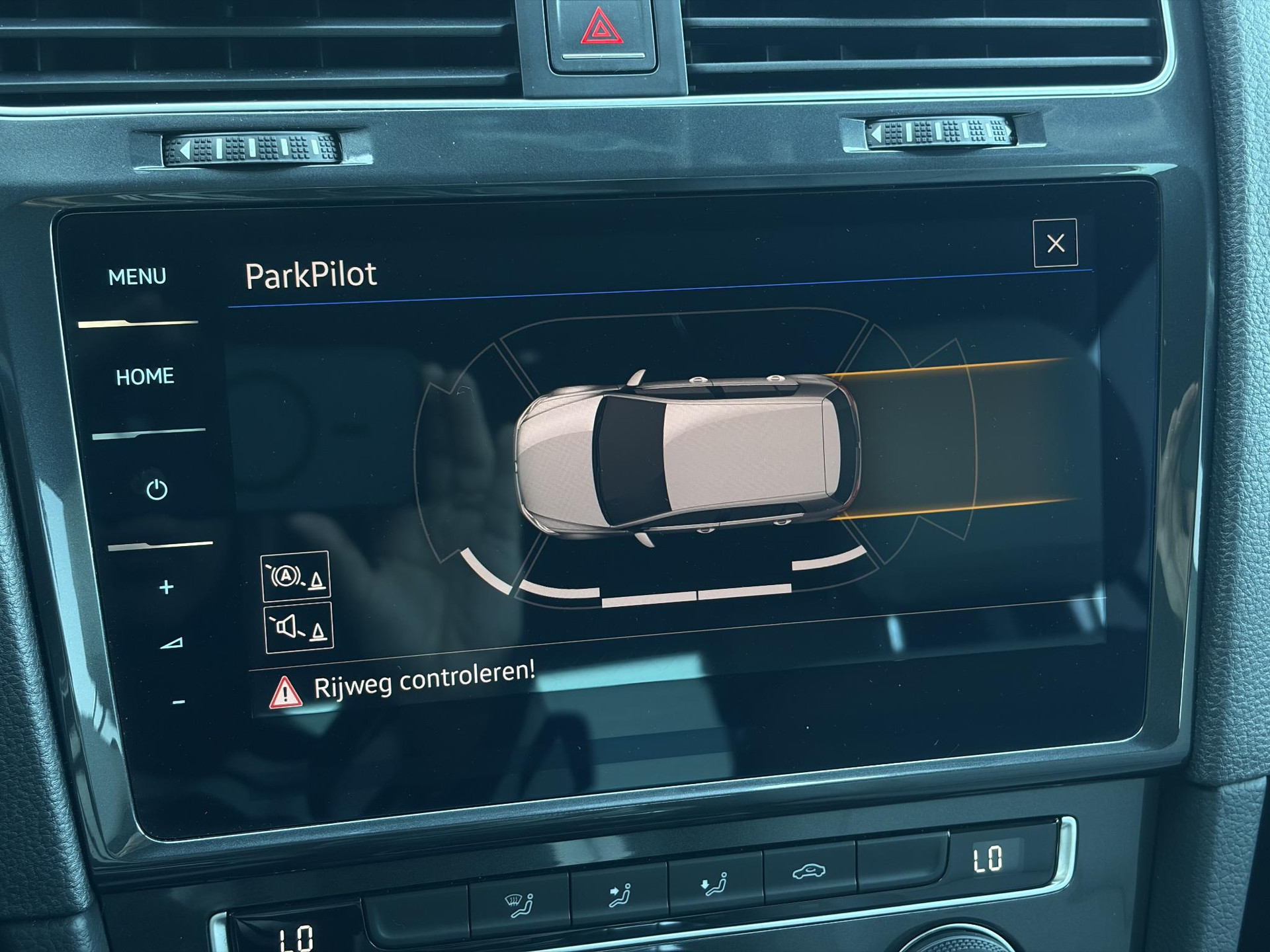Volkswagen e-Golf e-Golf ✓SOH 88.57%✓Carplay✓Navi✓Leder✓Clima✓Cruise✓Pdc V+A✓LED✓16'' Lm velgen✓N.A.P✓Apk tot 02-2027