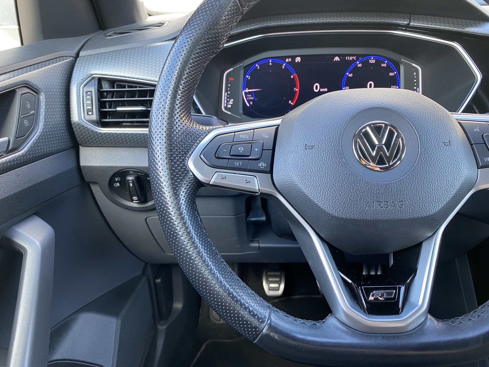 Volkswagen T-Cross 1.0 TSI R Line 116 pk | dealer onderh. | virtual cockpit | navigatie | camera | stoelverwarming | apple carplay | keyless go