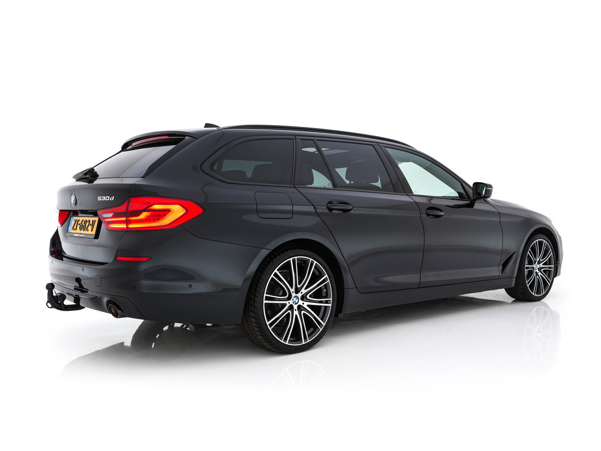 BMW 5-serie Touring 530d Sportline High Executive Aut. *PANO | LEATHER | FULL-LED | MEMORY-PACK | TOP-VIEW | HEATED-COMFORTSEATS | NAVI-FULLMAP | PRIVACY-GLASS | AMBIENT-LIGHT | ECC | CARPLAY | PDC | TOWBAR | SHIFT-PADDLES | 20"ALU*