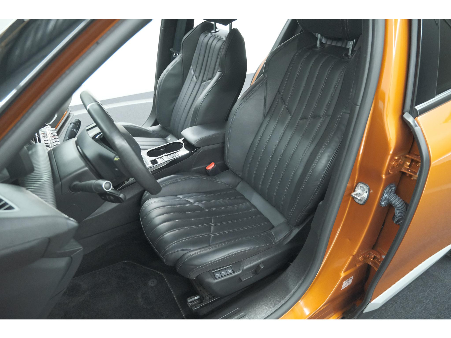 Peugeot 2008 PureTech 130 GT Pack | Leer-pakket | Camera | Dodehoekdetectie | Apple Carplay | Stoelverwarming