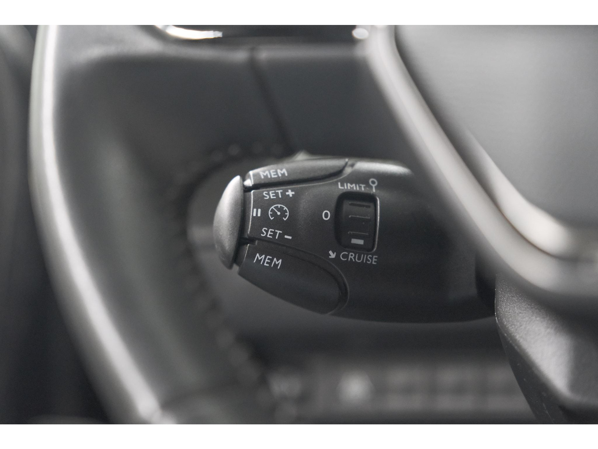 Peugeot 2008 PureTech 130 EAT8 Allure | Trekhaak | Camera | Navigatie | Apple Carplay